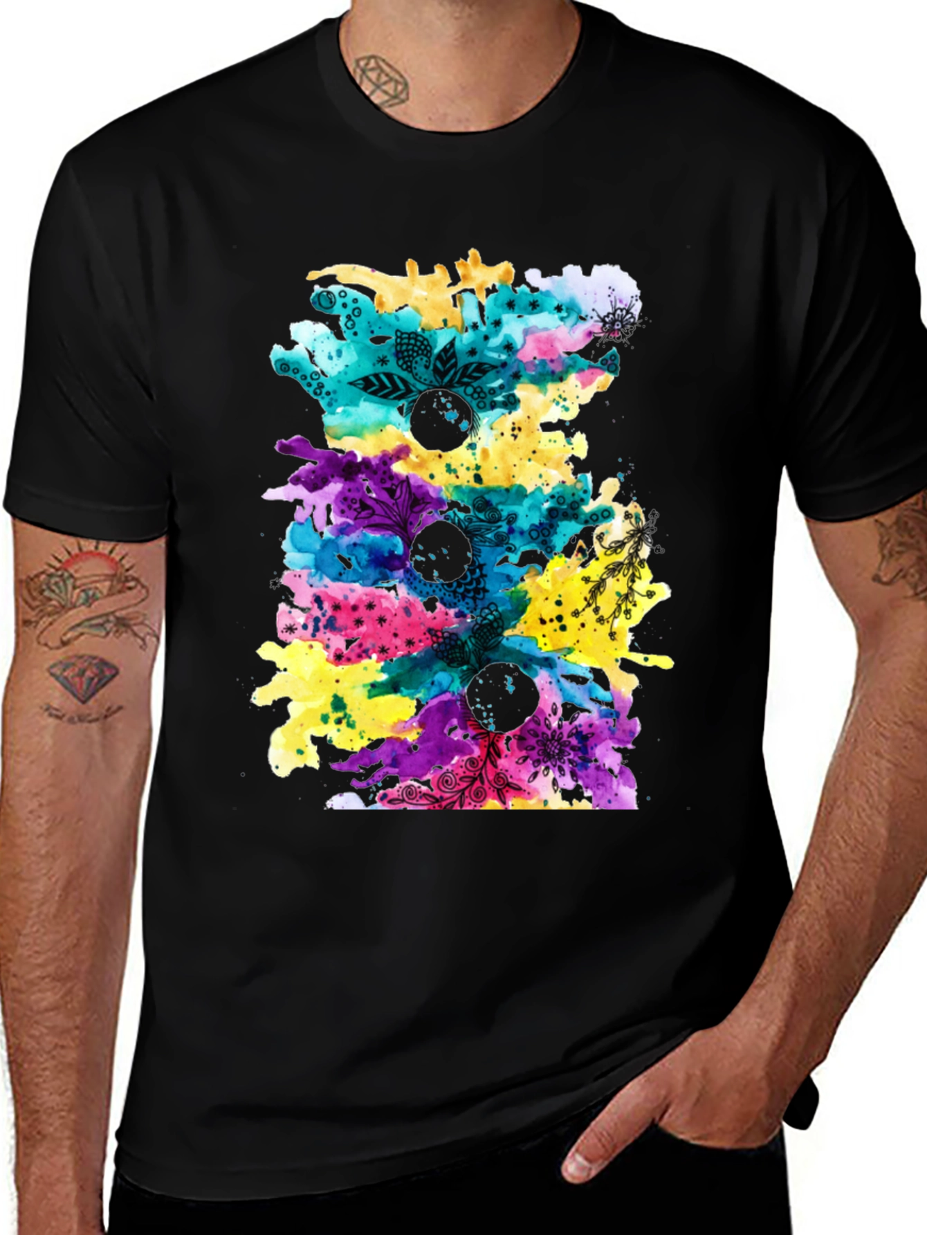 Camiseta Negra con Diseño Abstracto Multicolor