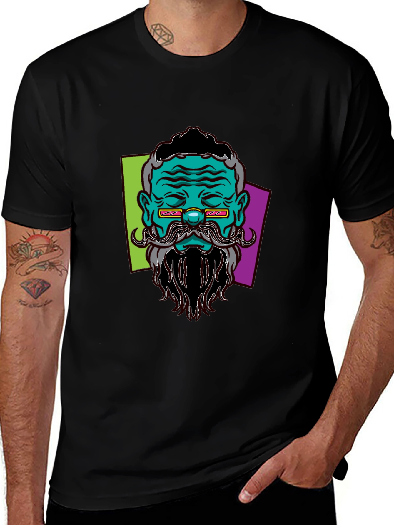 Camiseta Negra con Diseño de Cara Barbuda Abstracta