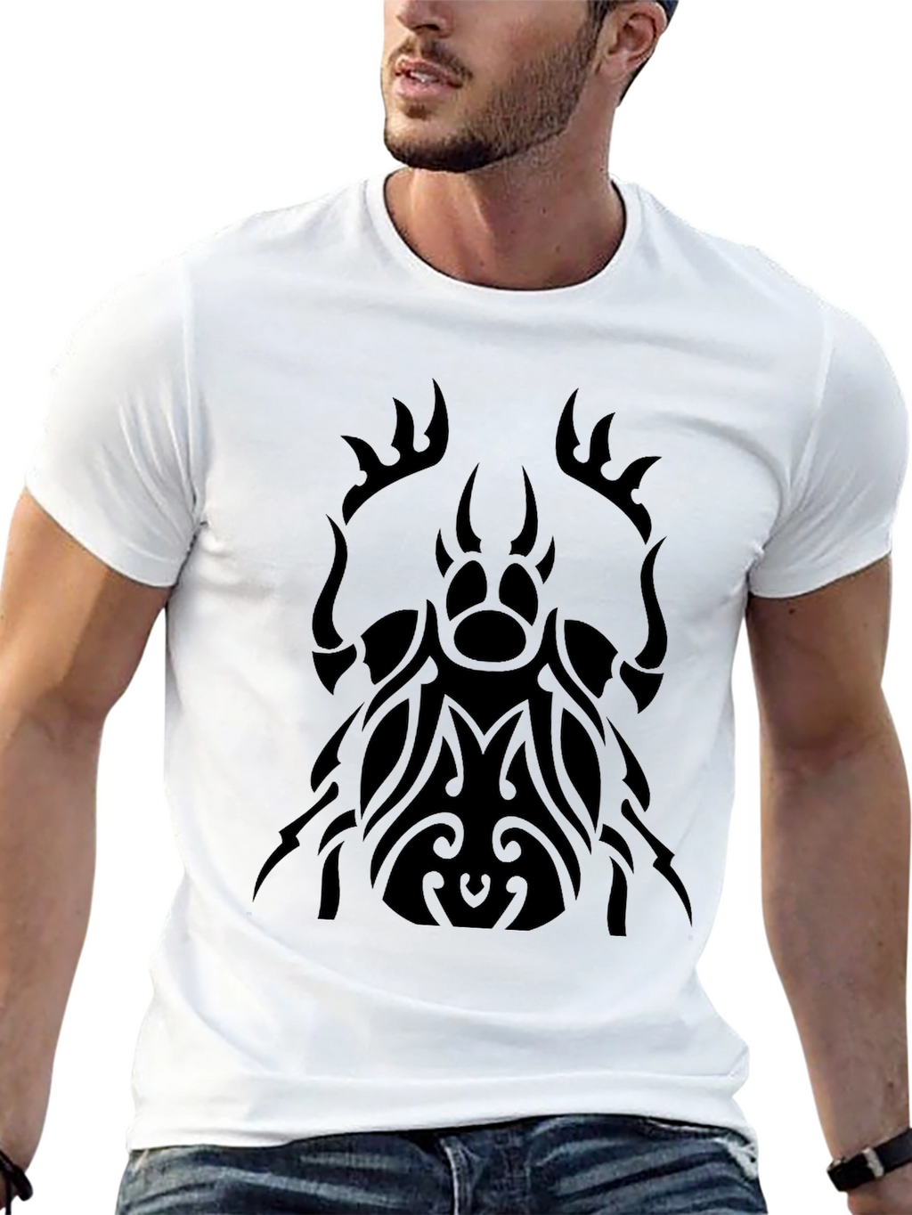 Camiseta Negra con Diseño de Escarabajo Tribal