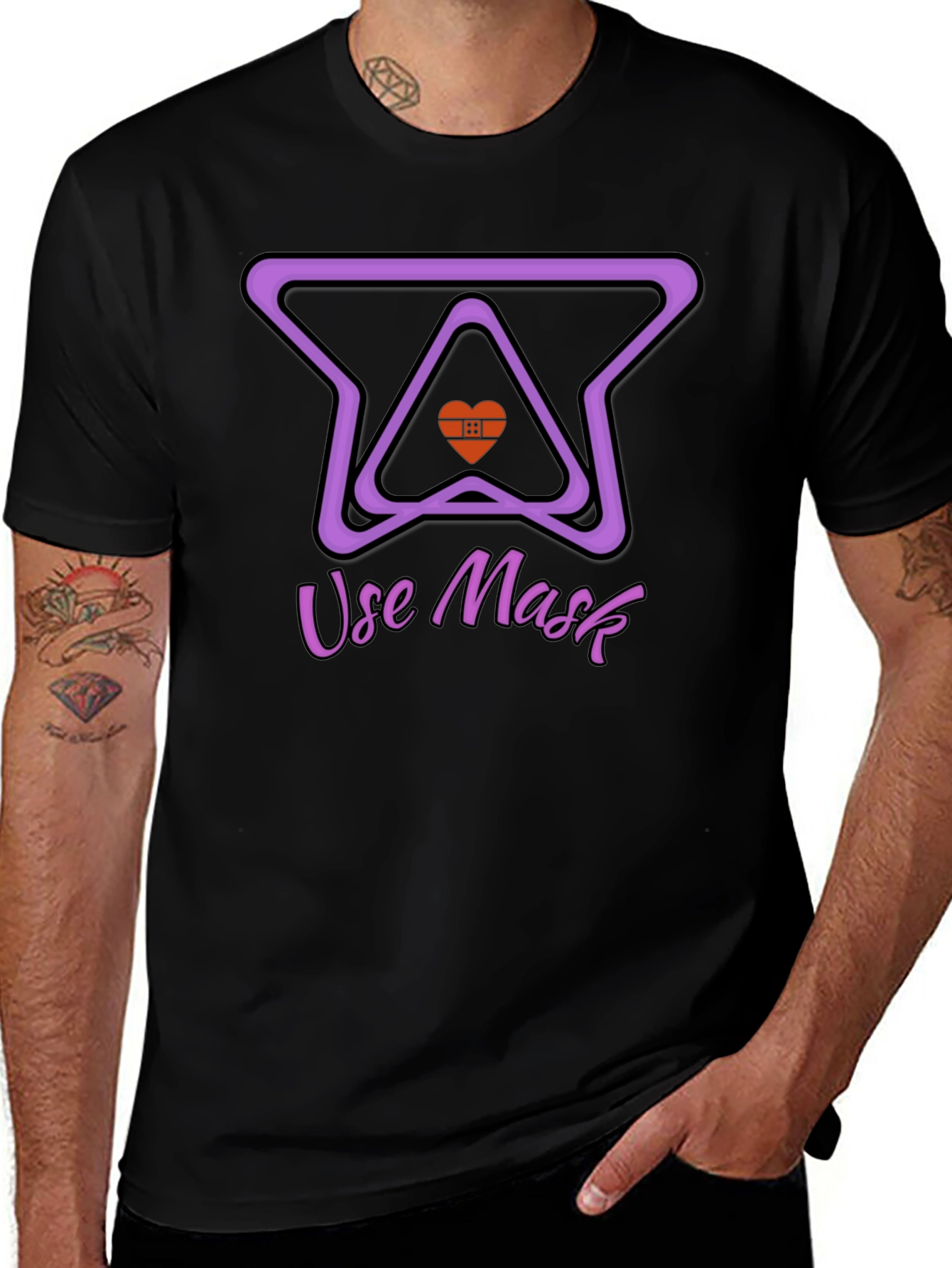 Camiseta Negra con Diseño de Mascarilla y Corazón
