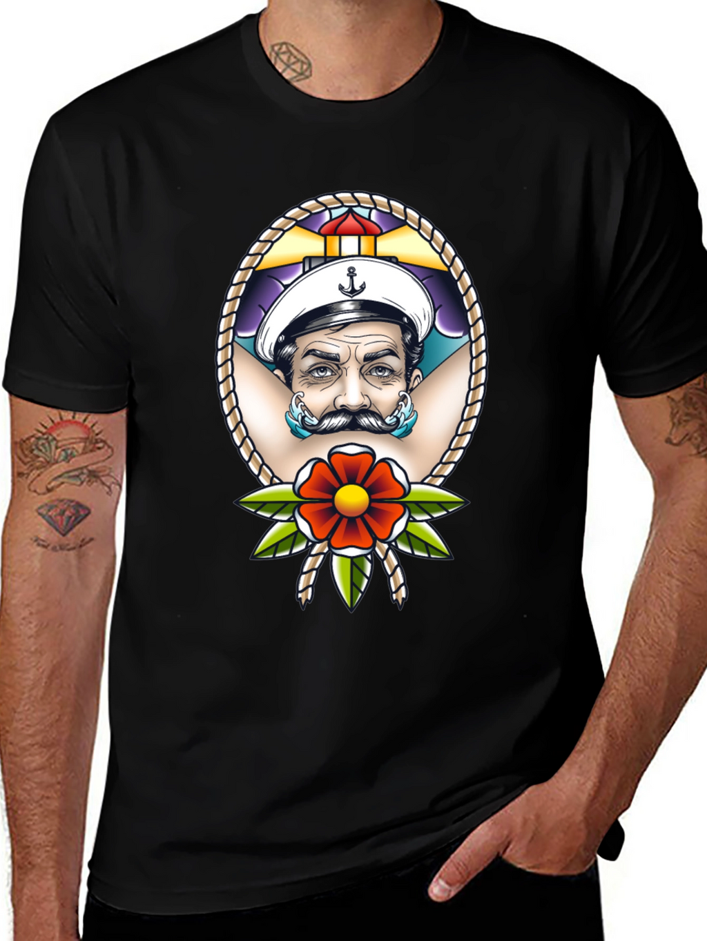 Camiseta Negra con Diseño de Marinero Tatuado