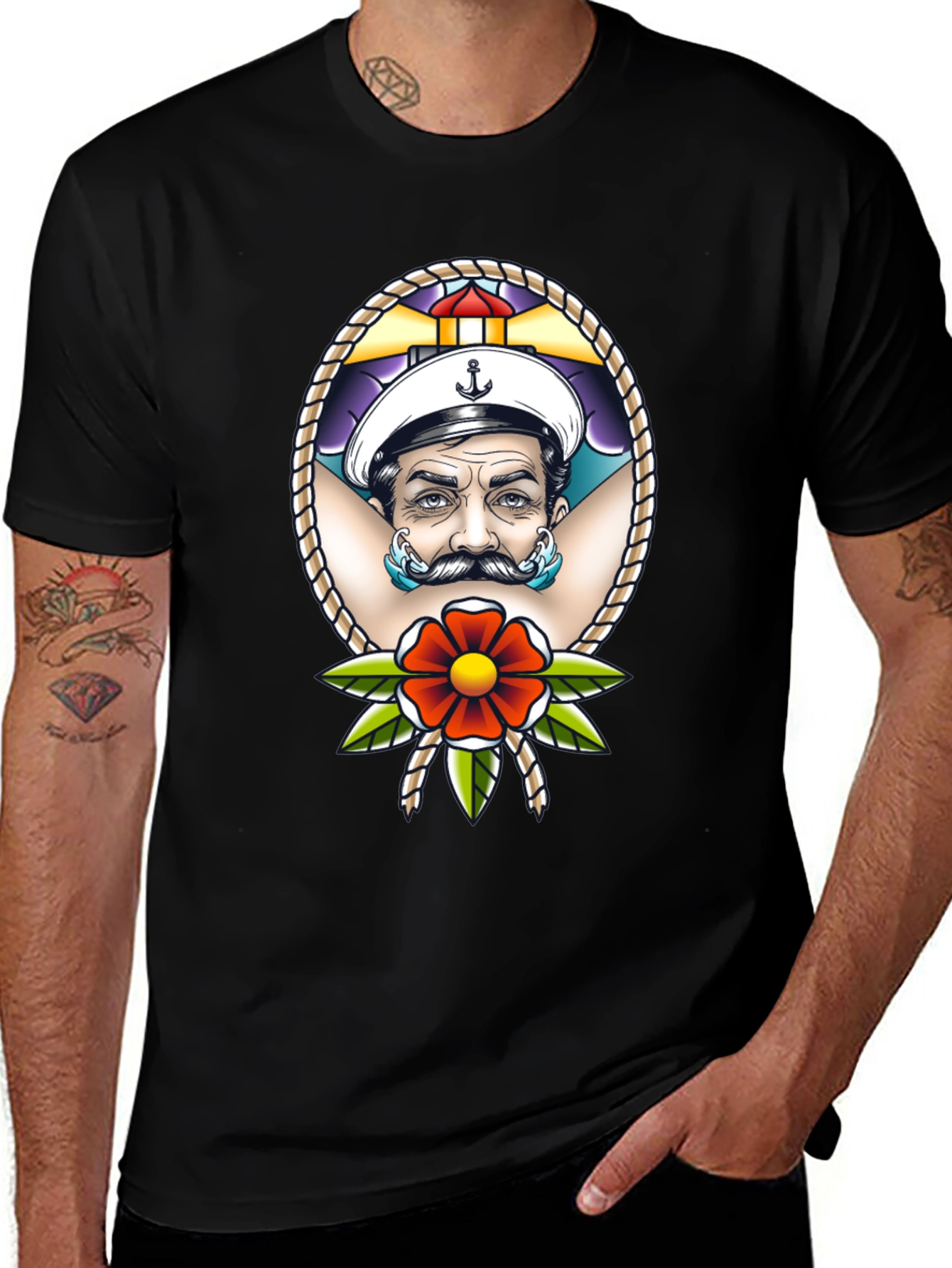 Camiseta Negra con Diseño de Marinero Tatuado