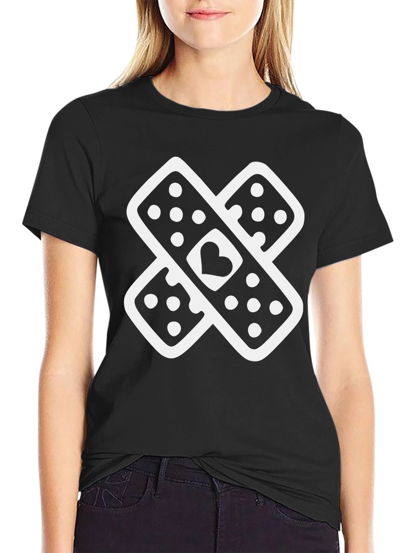 Camiseta Negra con Diseño de Curitas Cruzadas y Corazón