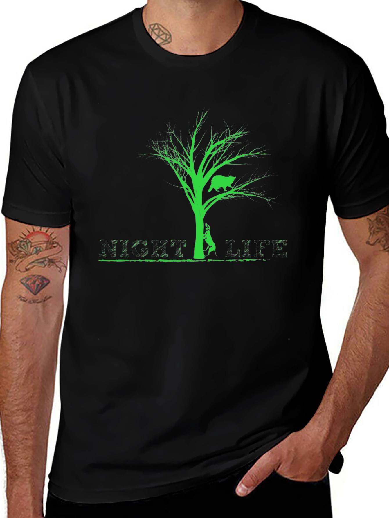 Camiseta Negra con Diseño de Oso en Árbol Verde