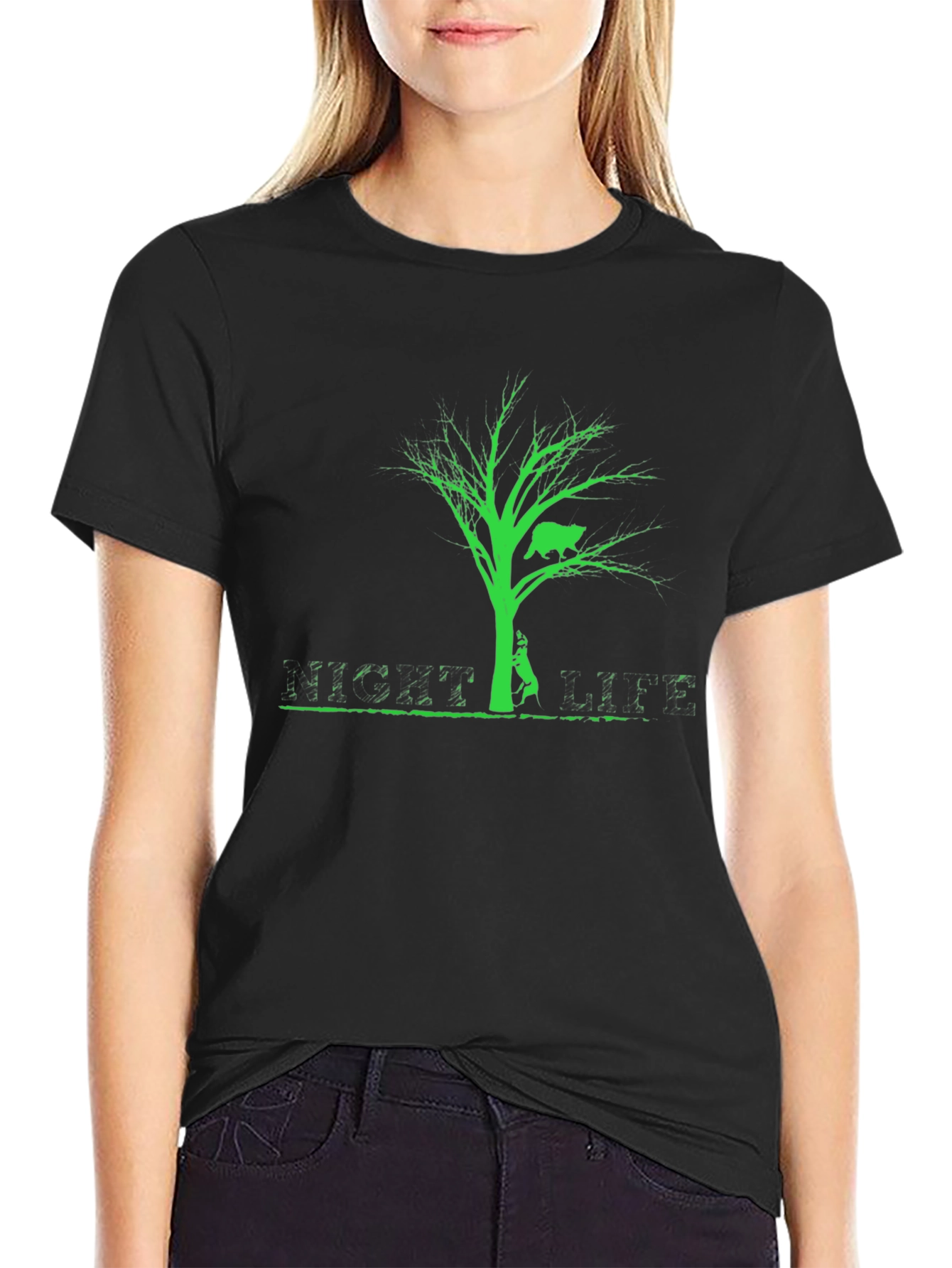 Camiseta Negra con Diseño de Oso en Árbol Verde