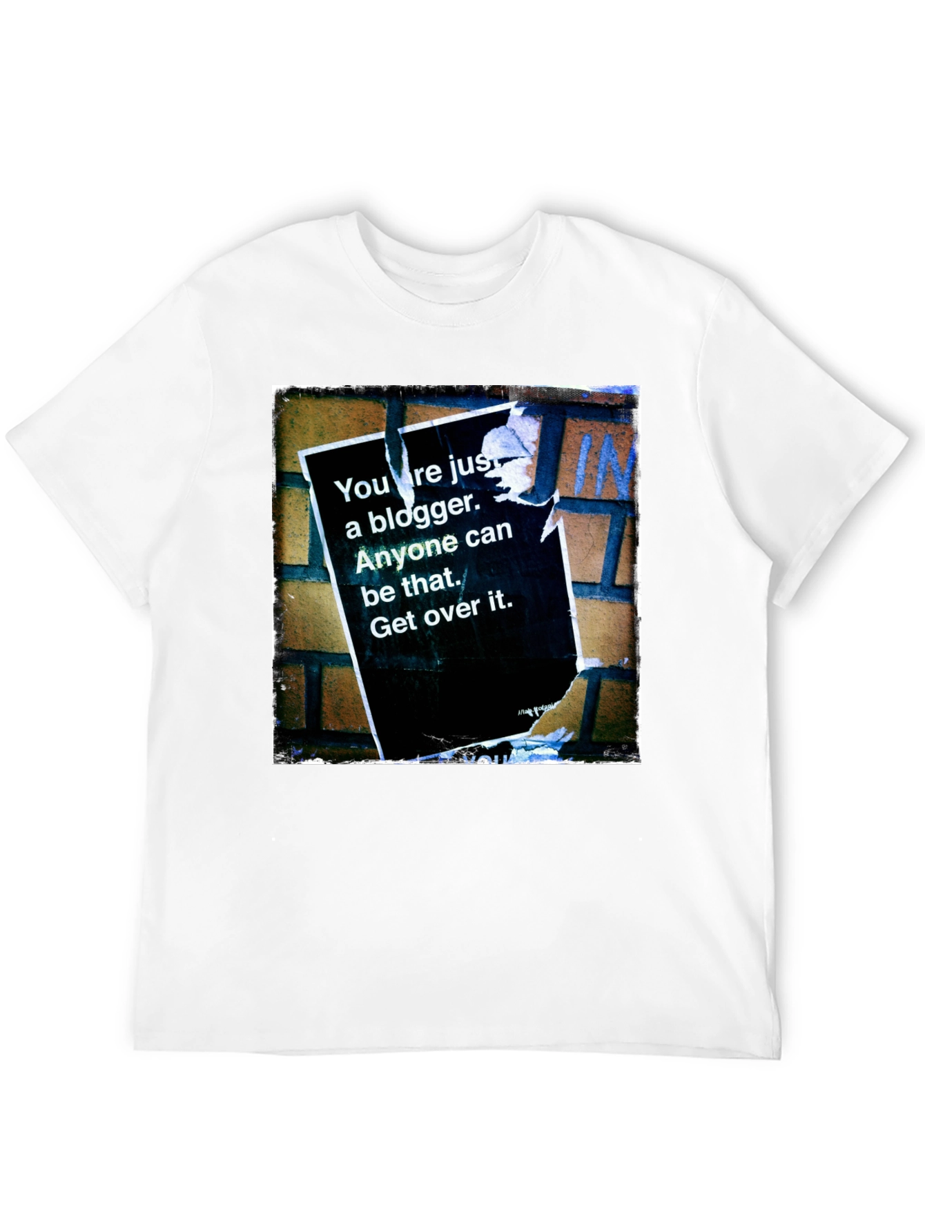 Camiseta Negra con Diseño de Grafiti Urbano