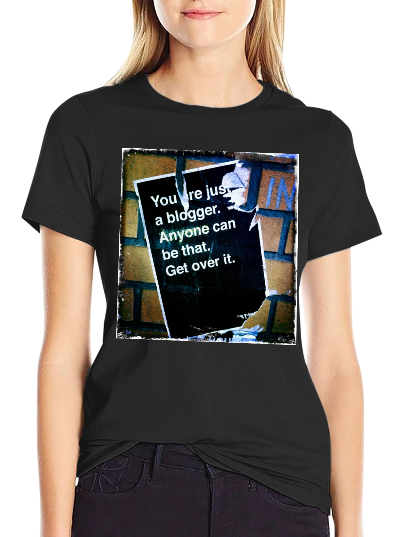 Camiseta Negra con Diseño de Grafiti Urbano