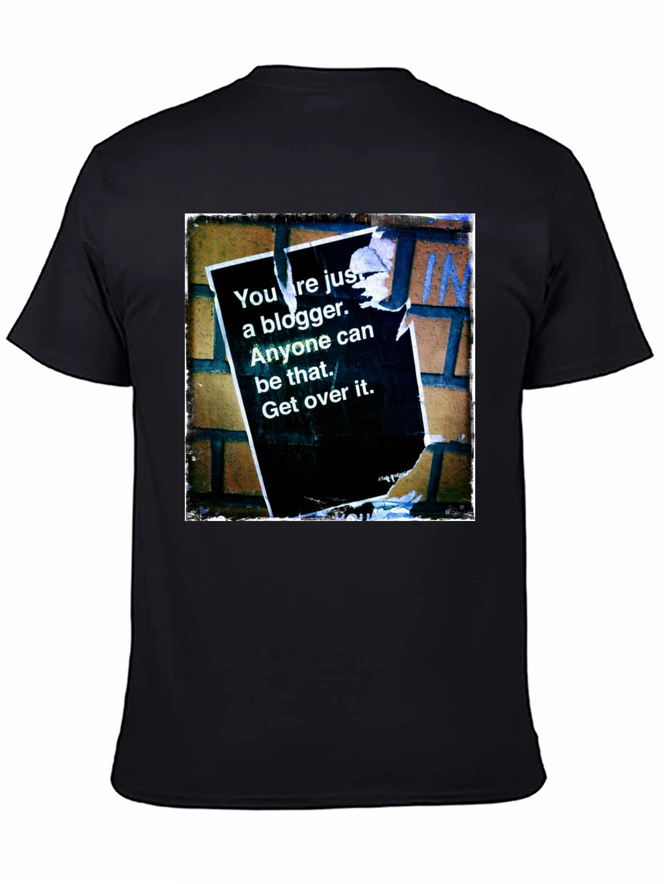 Camiseta Negra con Diseño de Grafiti Urbano