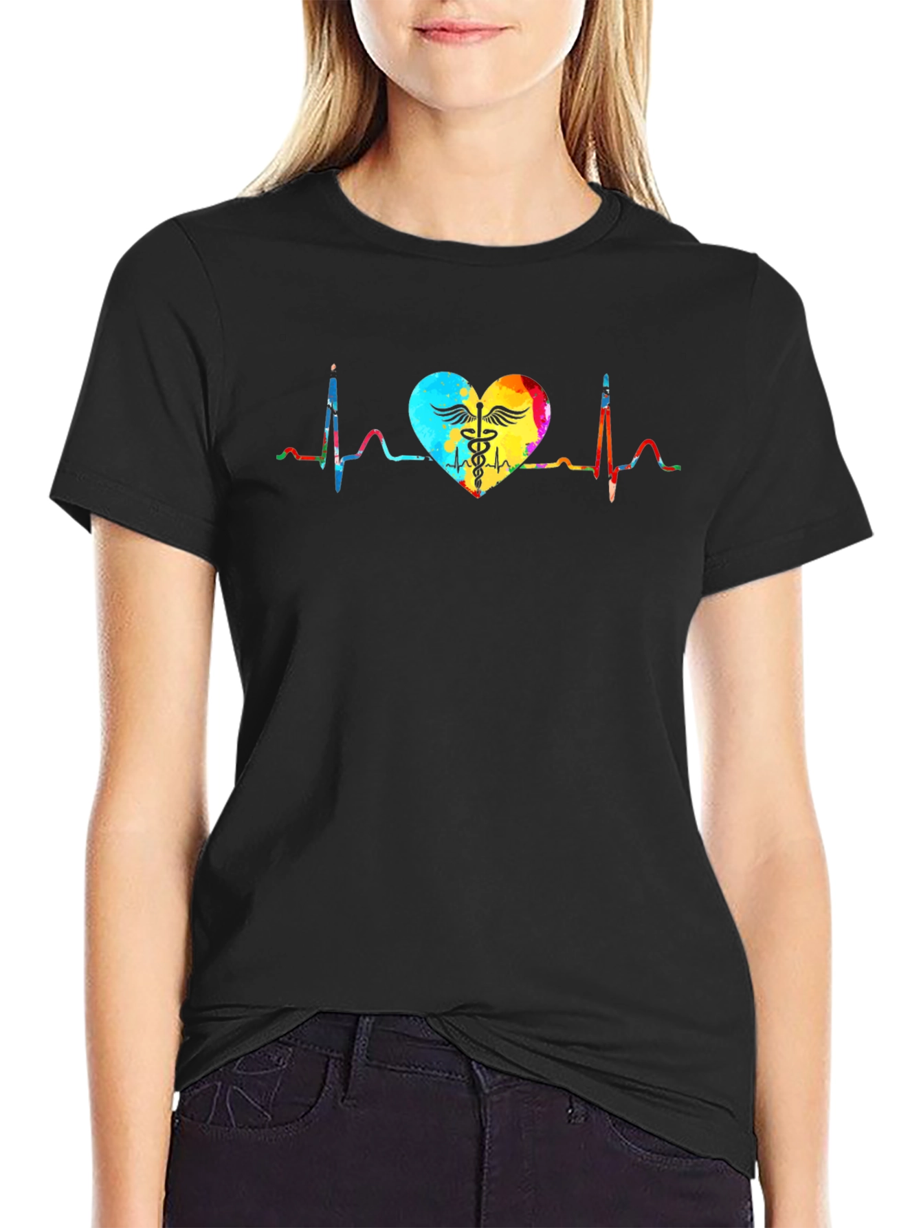 Camiseta Negra con Diseño de Latido del Corazón