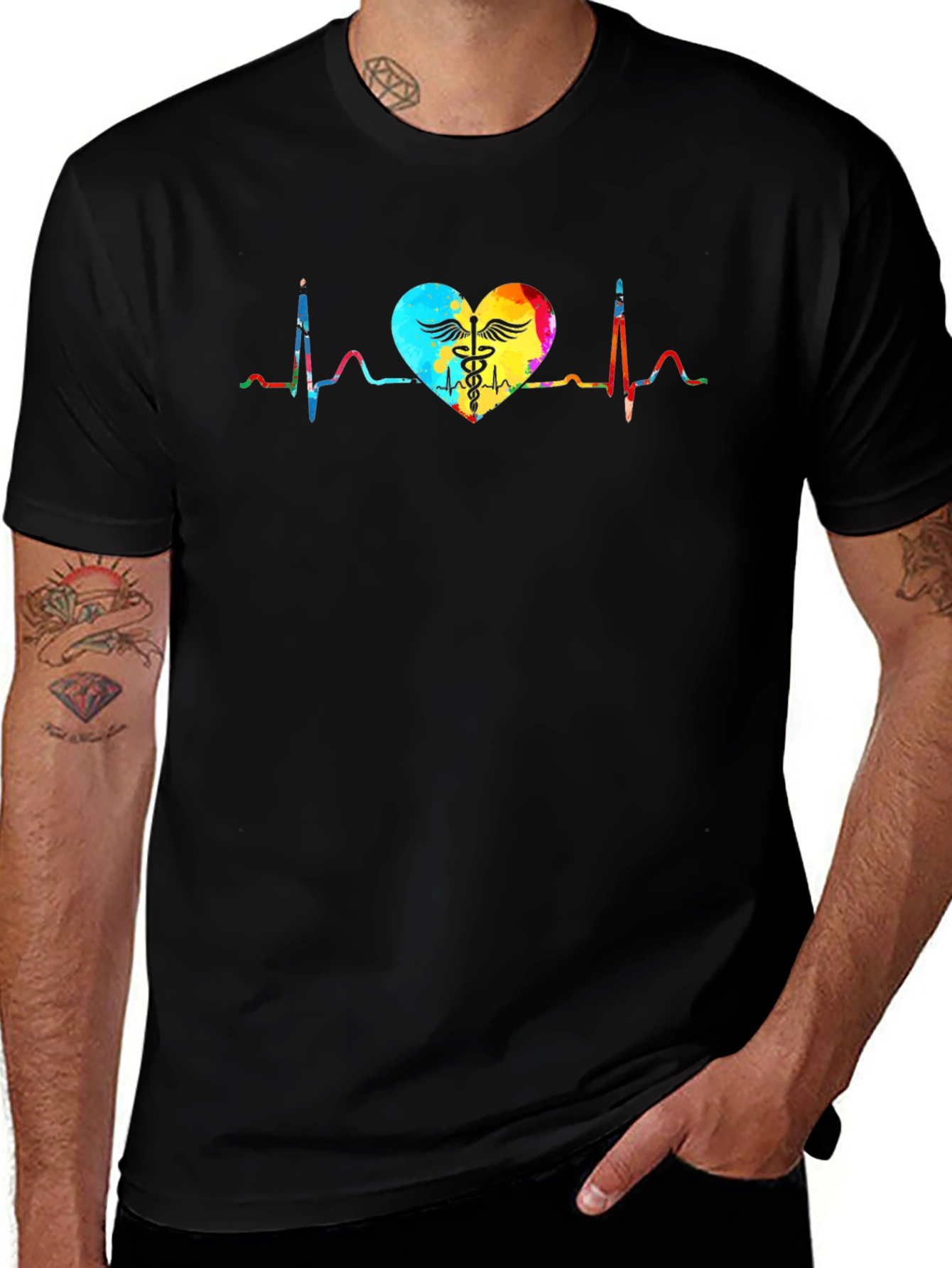 Camiseta Negra con Diseño de Latido del Corazón