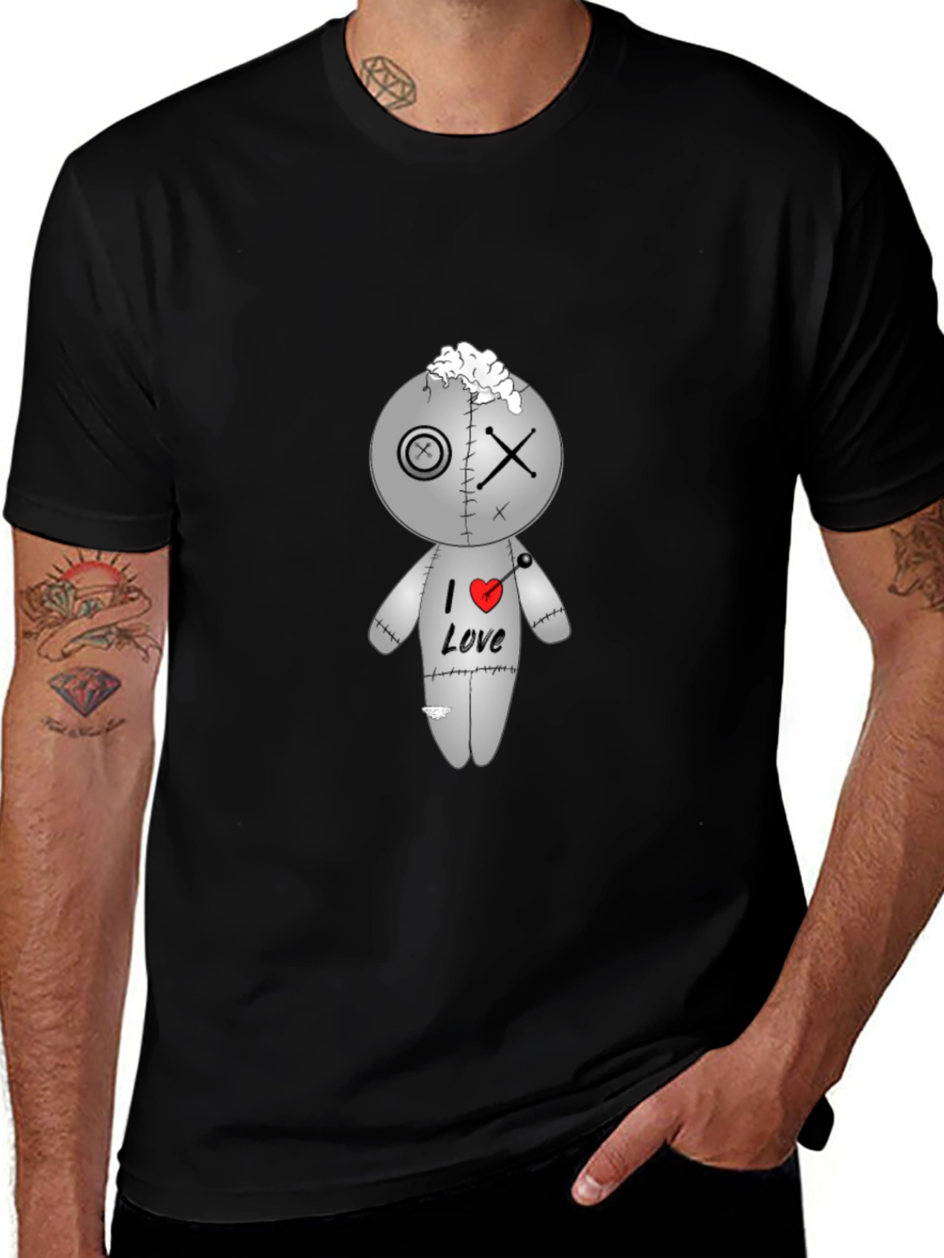 Camiseta Negra con Diseño de Muñeco Vudú Romántico
