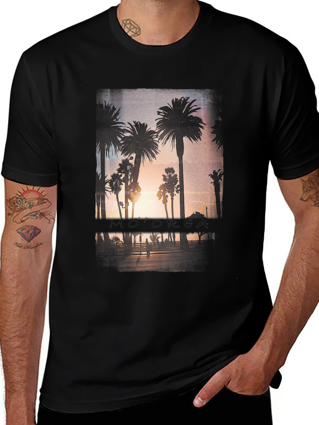 Camiseta Negra con Diseño de Palmeras Tropicales