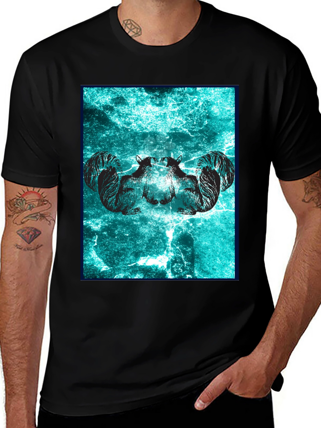 Camiseta Negra con Diseño de Ardillas Abstractas