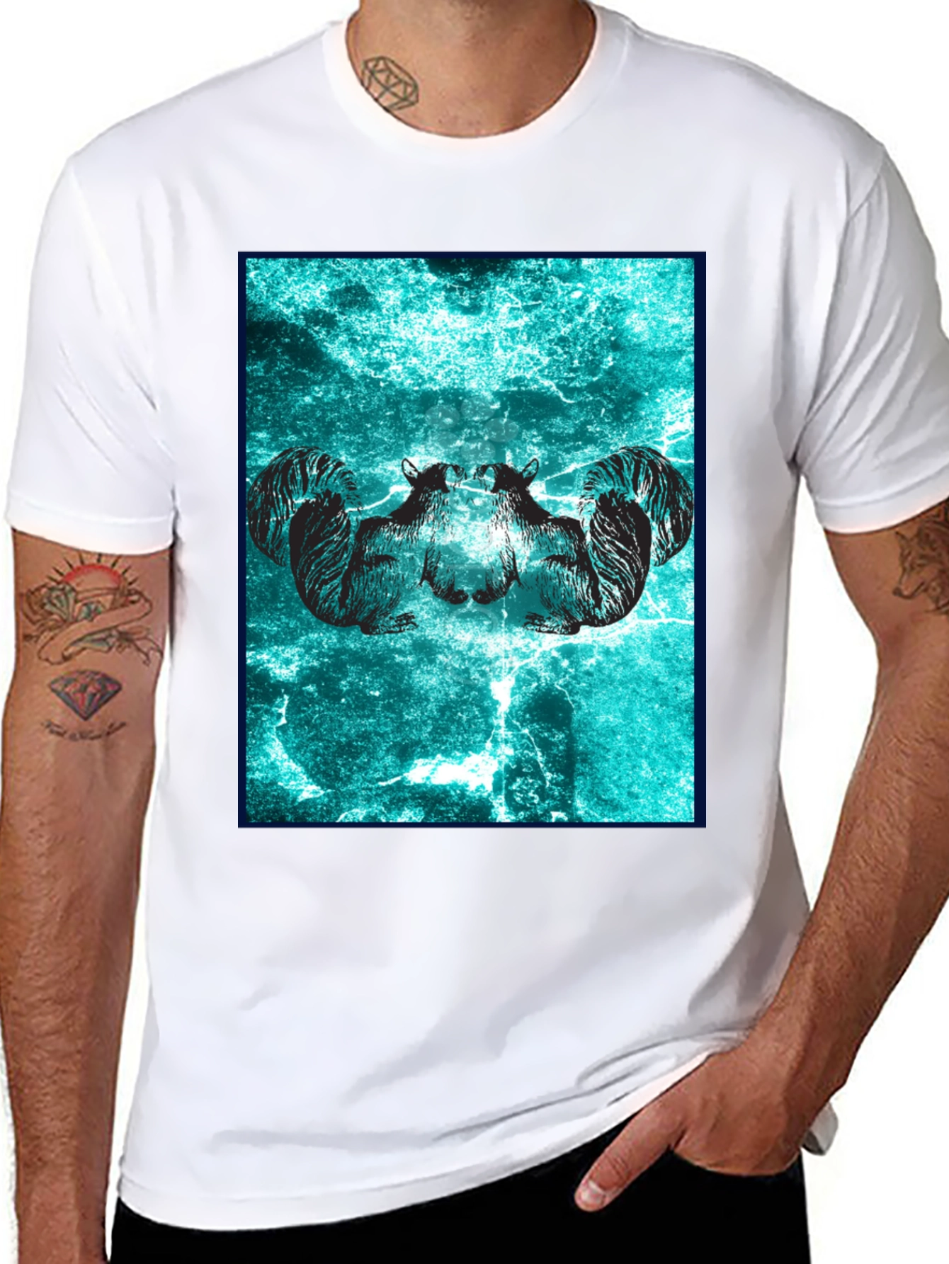 Camiseta Negra con Diseño de Ardillas Abstractas