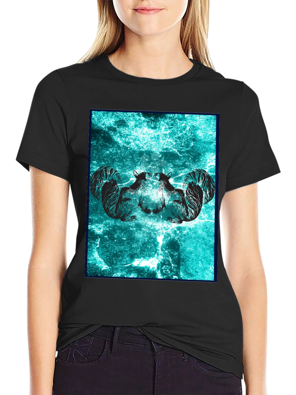 Camiseta Negra con Diseño de Ardillas Abstractas