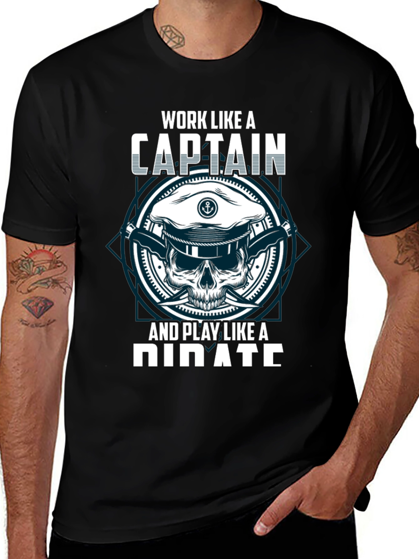 Camiseta Negra con Diseño de Capitán y Pirata