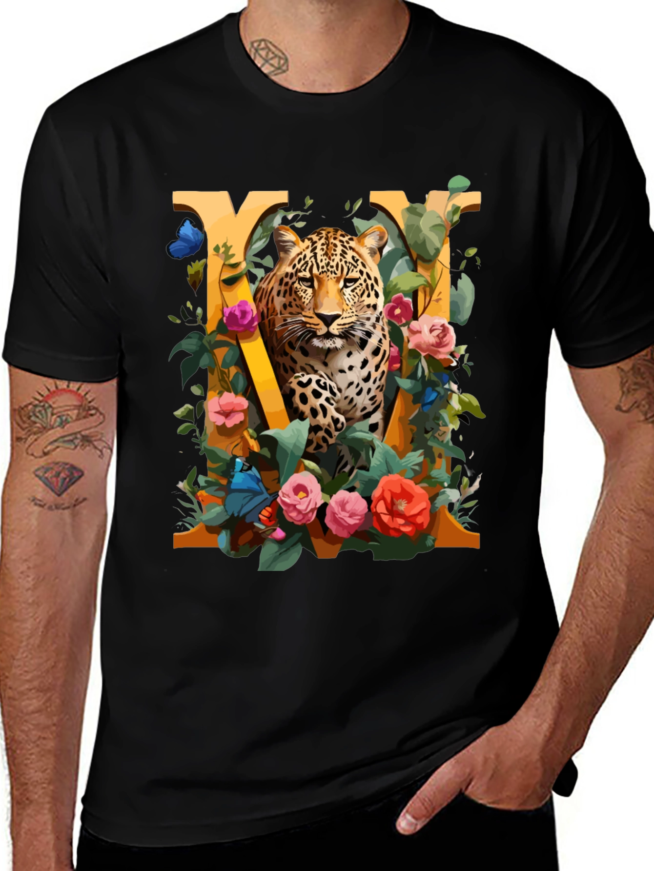 Camiseta Negra con Diseño de Leopardo Floral