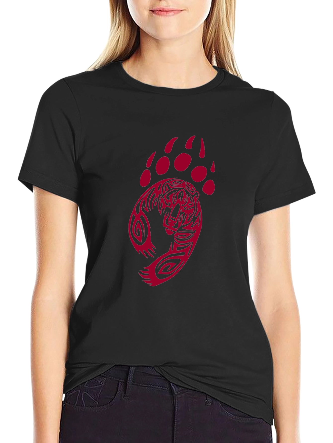 Camiseta Negra con Diseño de Oso Tribal Rojo