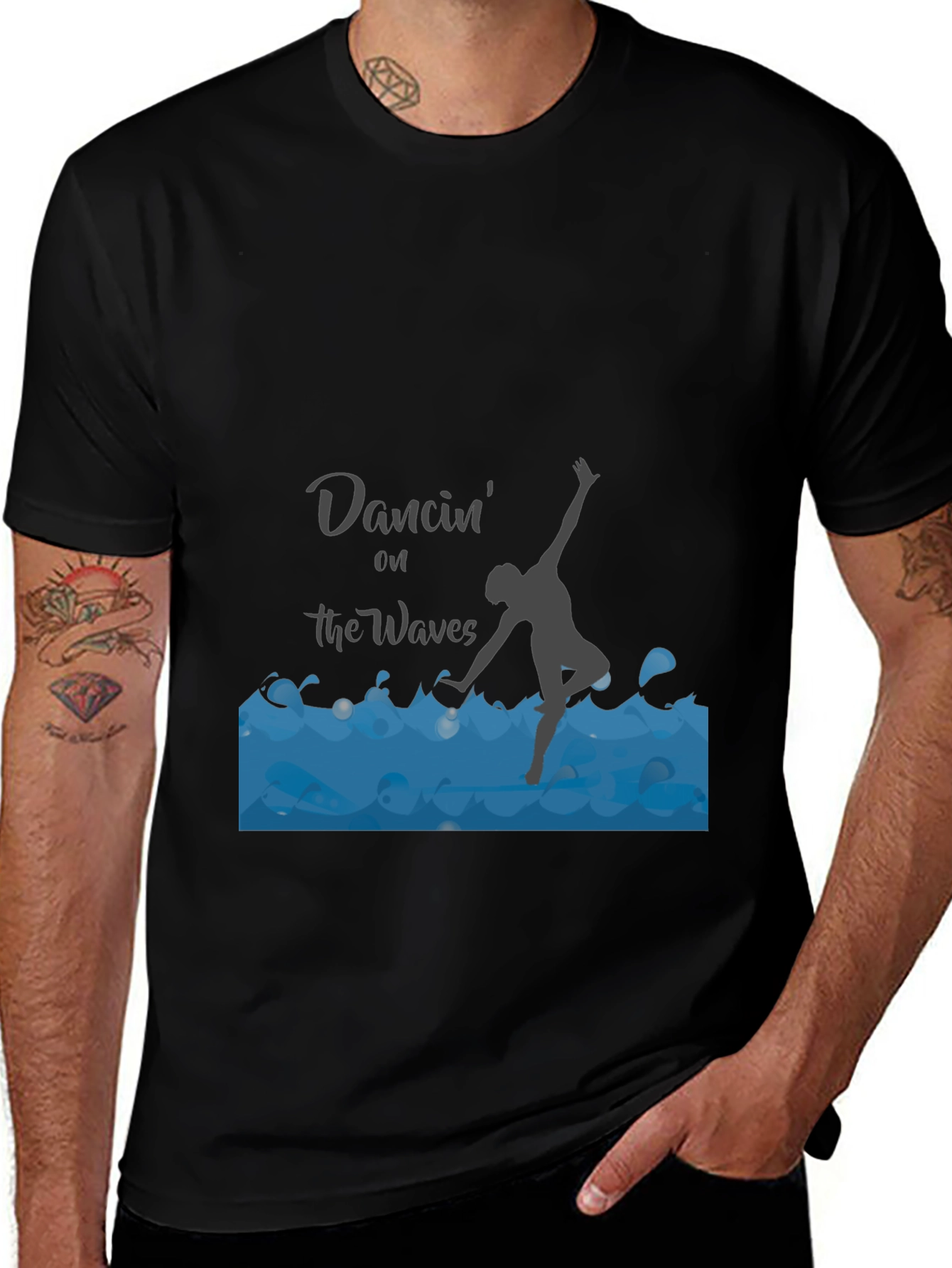 Camiseta Negra Bailando en las Olas - Diseño Único