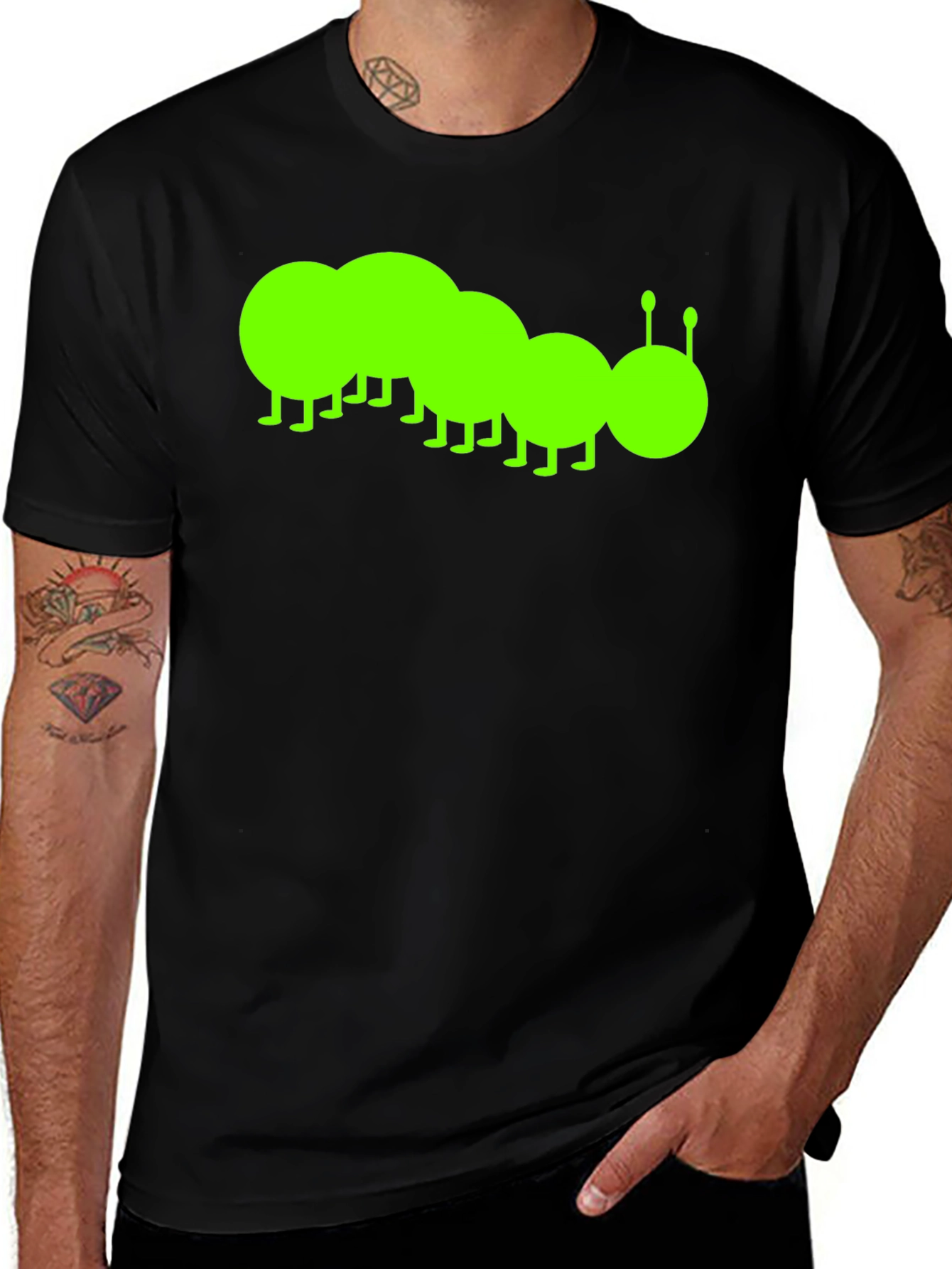 Camiseta Negra con Diseño de Oruga Verde Brillante