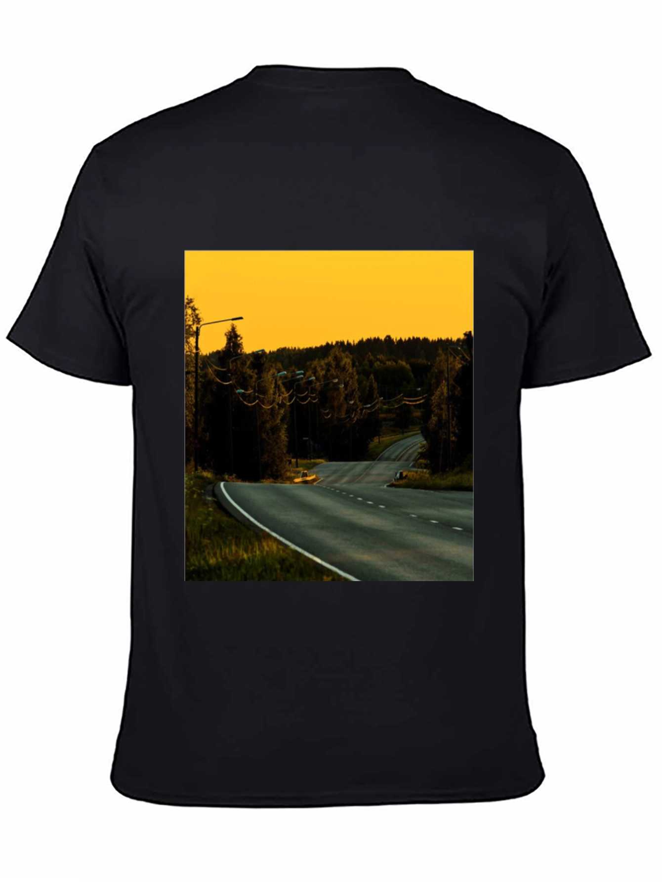 Camiseta Negra con Diseño de Paisaje Carretera al Atardecer