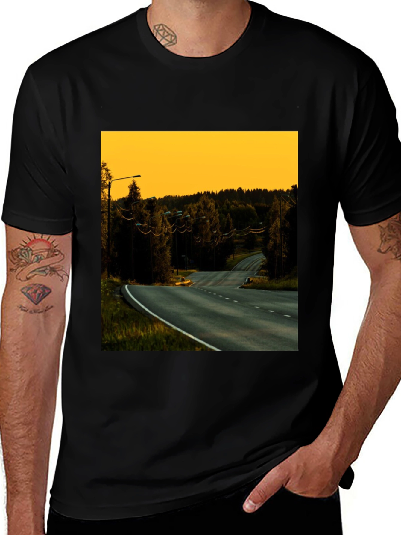 Camiseta Negra con Diseño de Paisaje Carretera al Atardecer