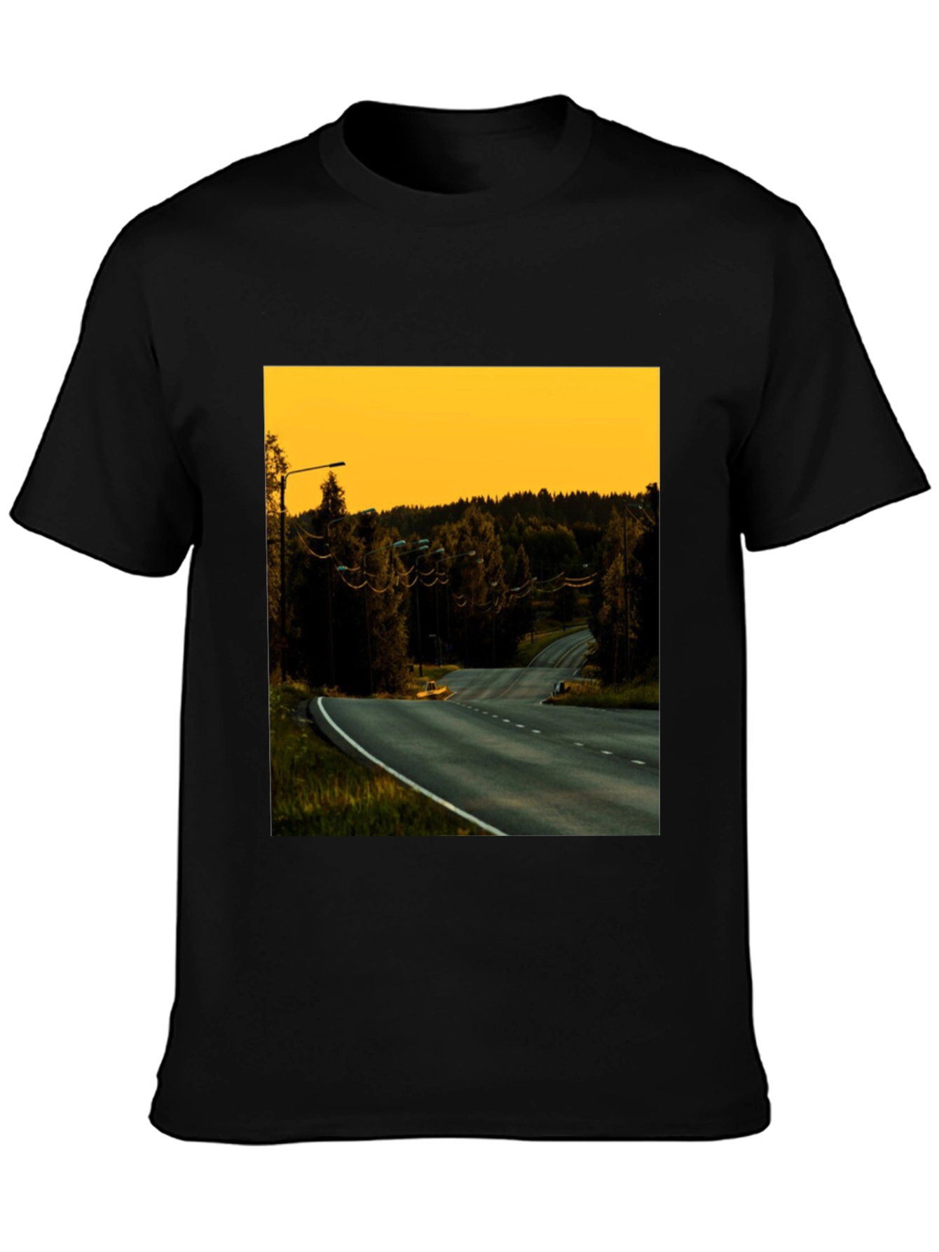 Camiseta Negra con Diseño de Paisaje Carretera al Atardecer
