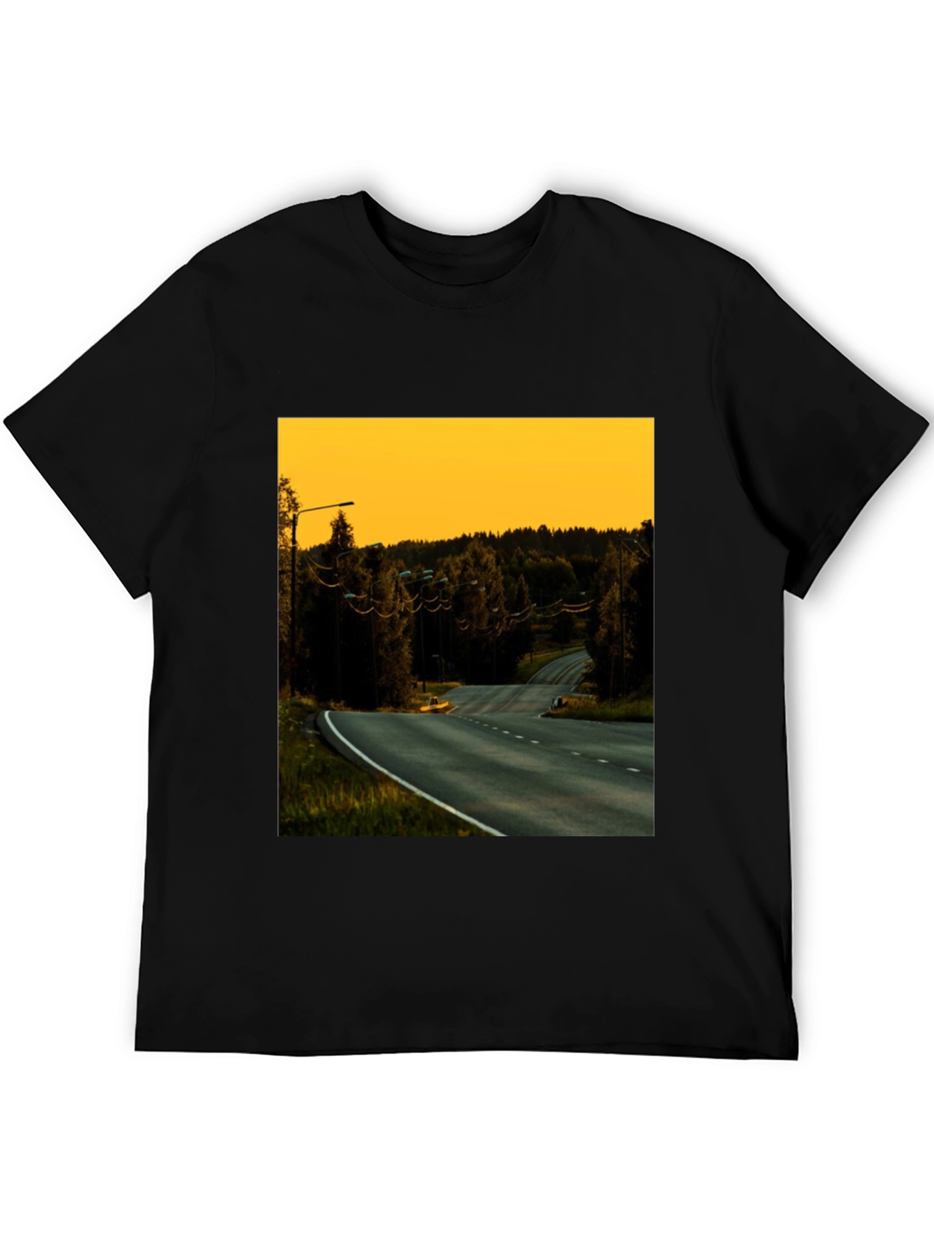 Camiseta Negra con Diseño de Paisaje Carretera al Atardecer