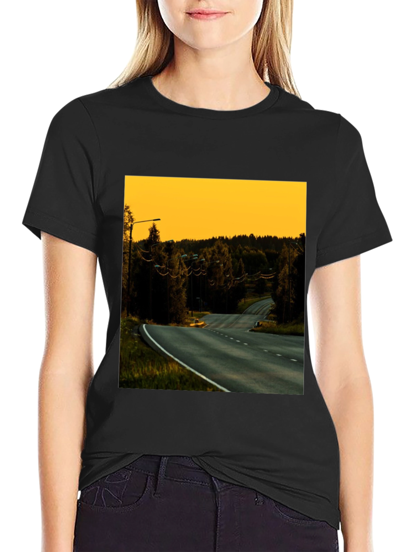 Camiseta Negra con Diseño de Paisaje Carretera al Atardecer