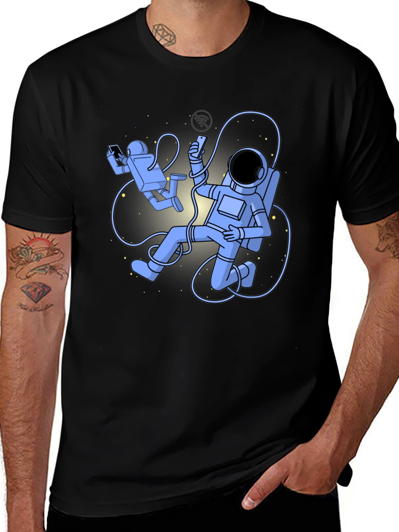 Camiseta Negra con Diseño de Astronautas Digitales