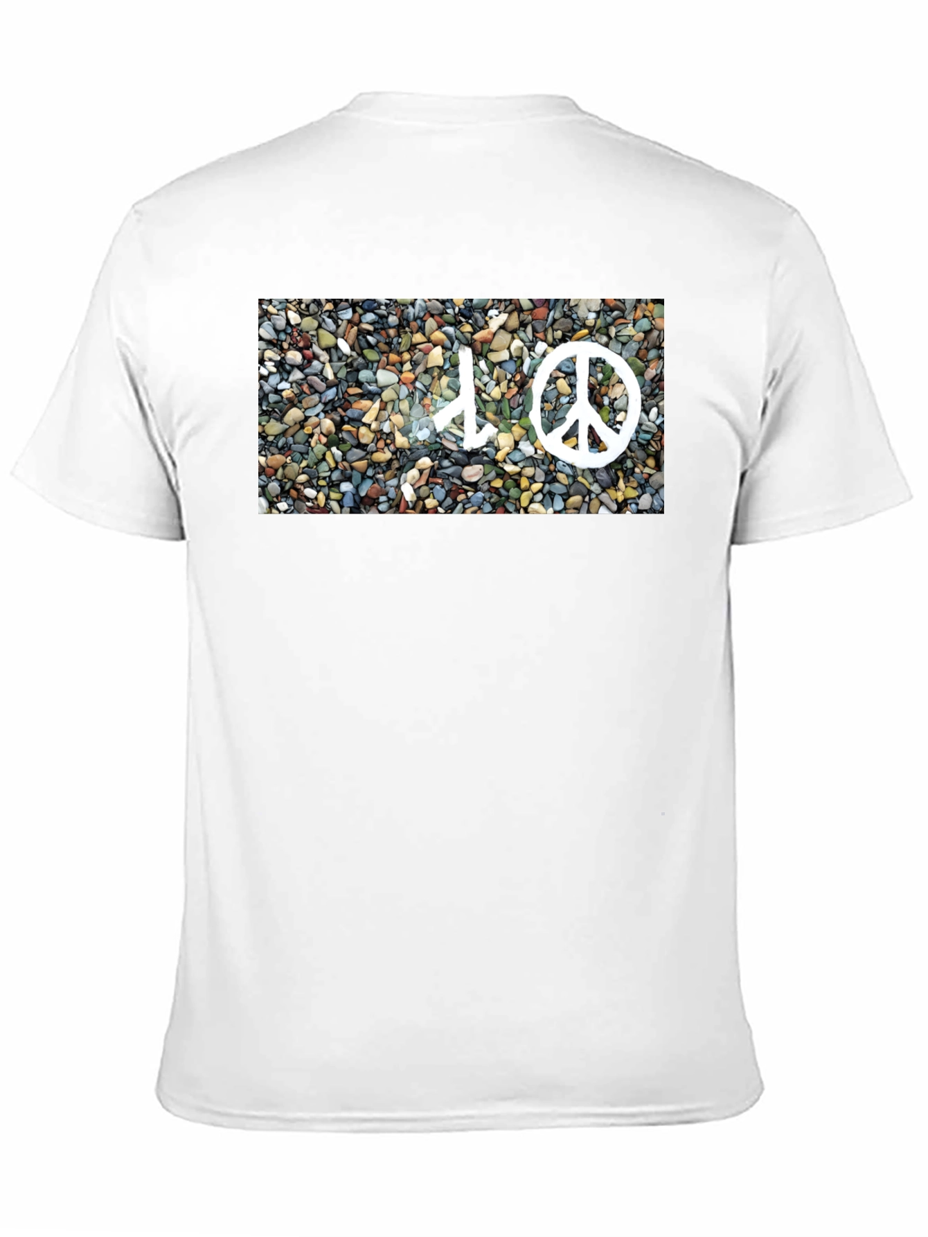 Camiseta Negra con Diseño de Paz y Piedras