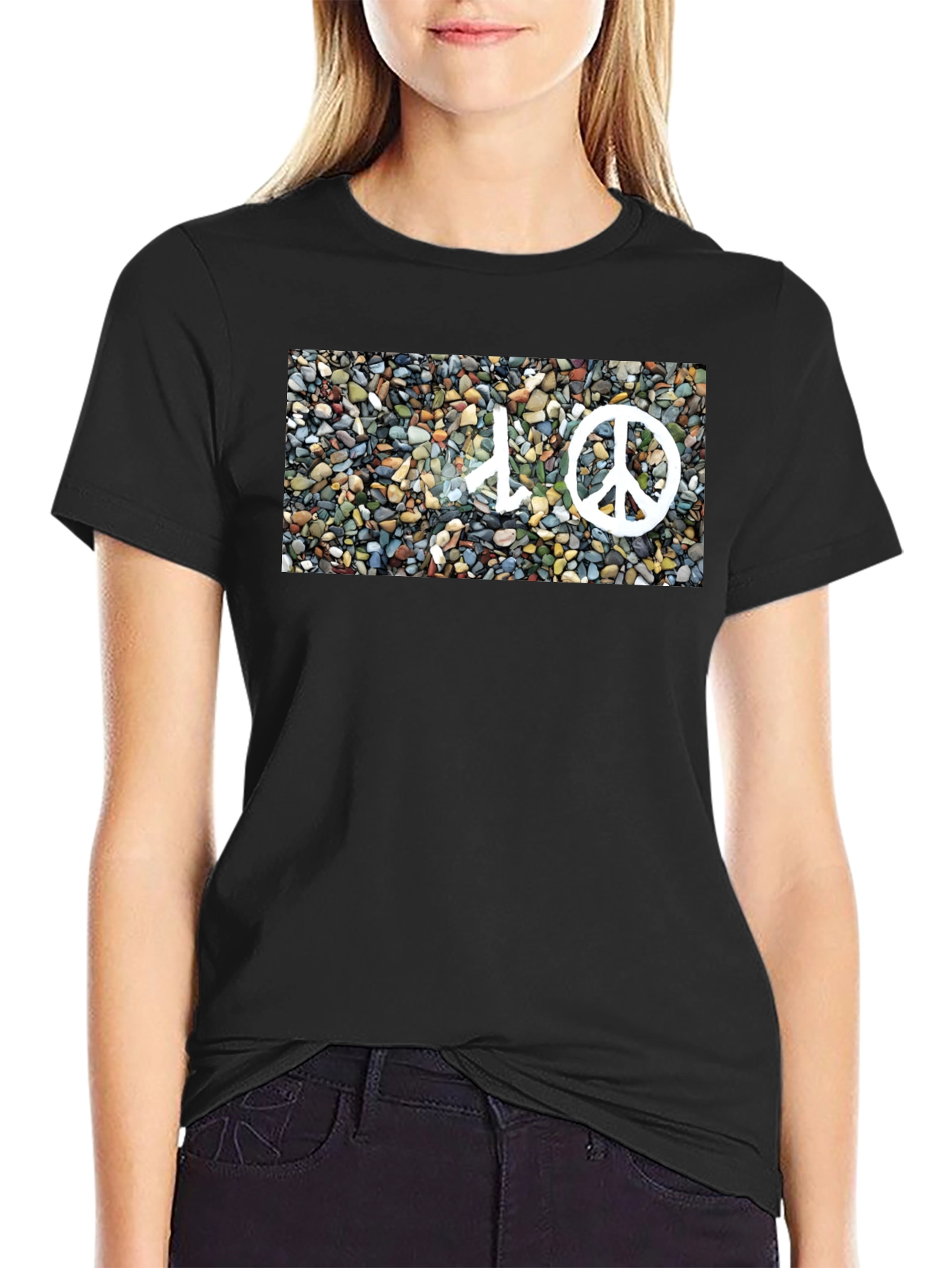 Camiseta Negra con Diseño de Paz y Piedras
