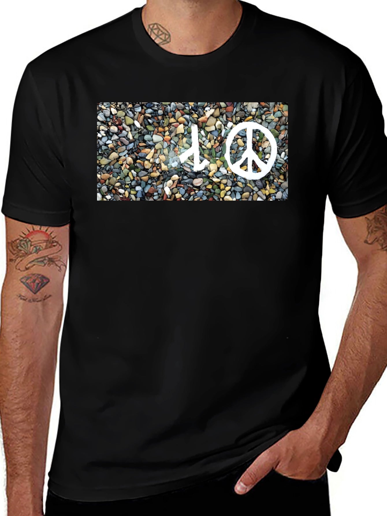 Camiseta Negra con Diseño de Paz y Piedras