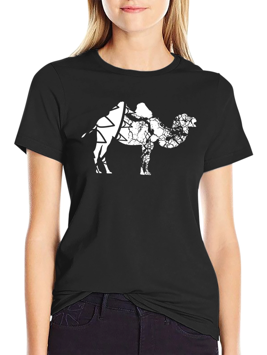 Camiseta Negra con Diseño de Camello Abstracto