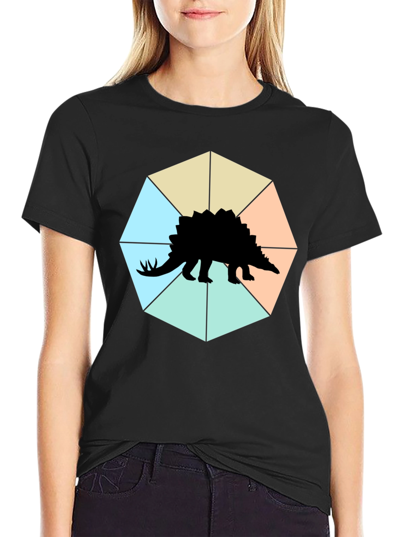 Camiseta Negra con Diseño de Estegosaurio Geométrico