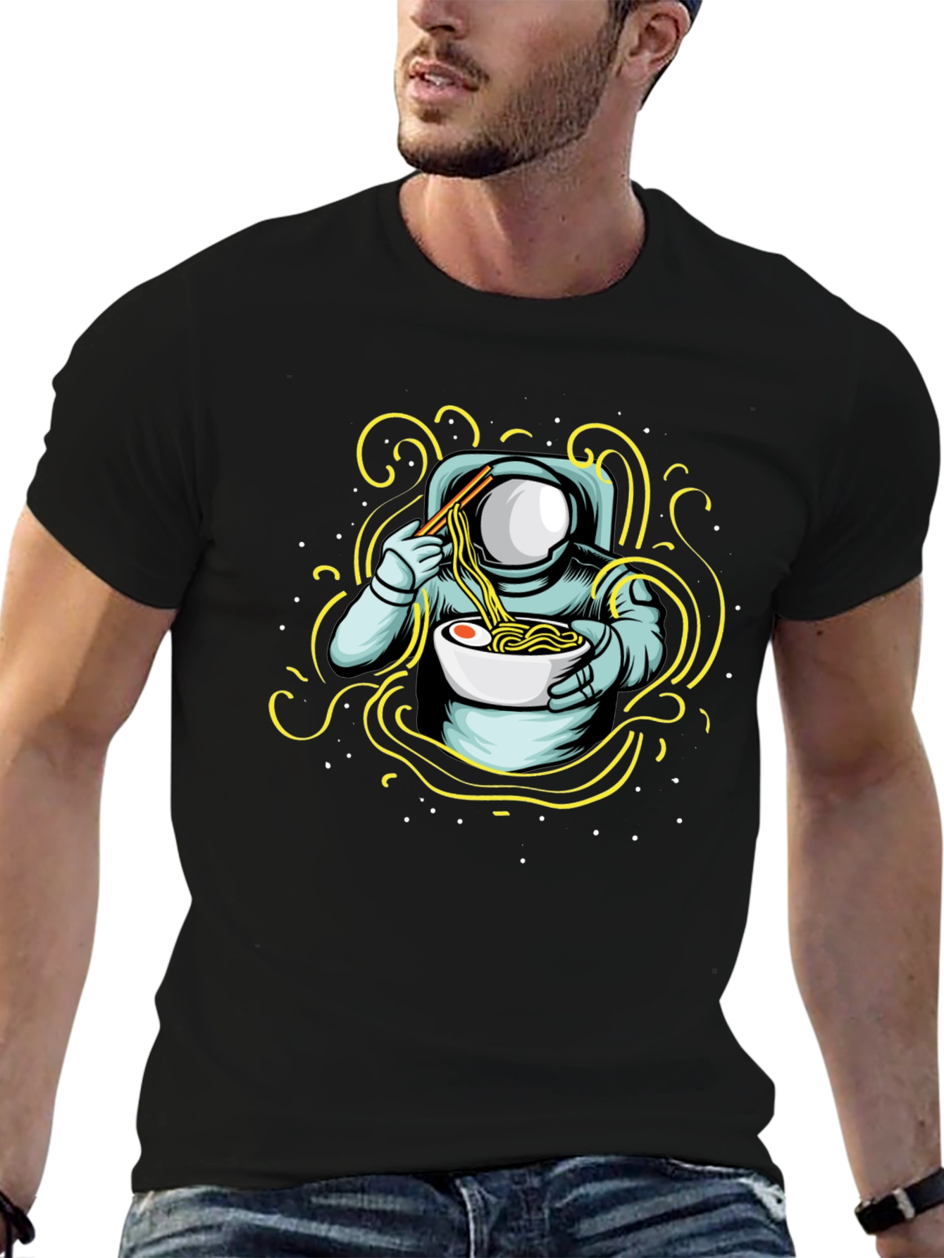 Camiseta Negra Astronauta Comiendo Ramen