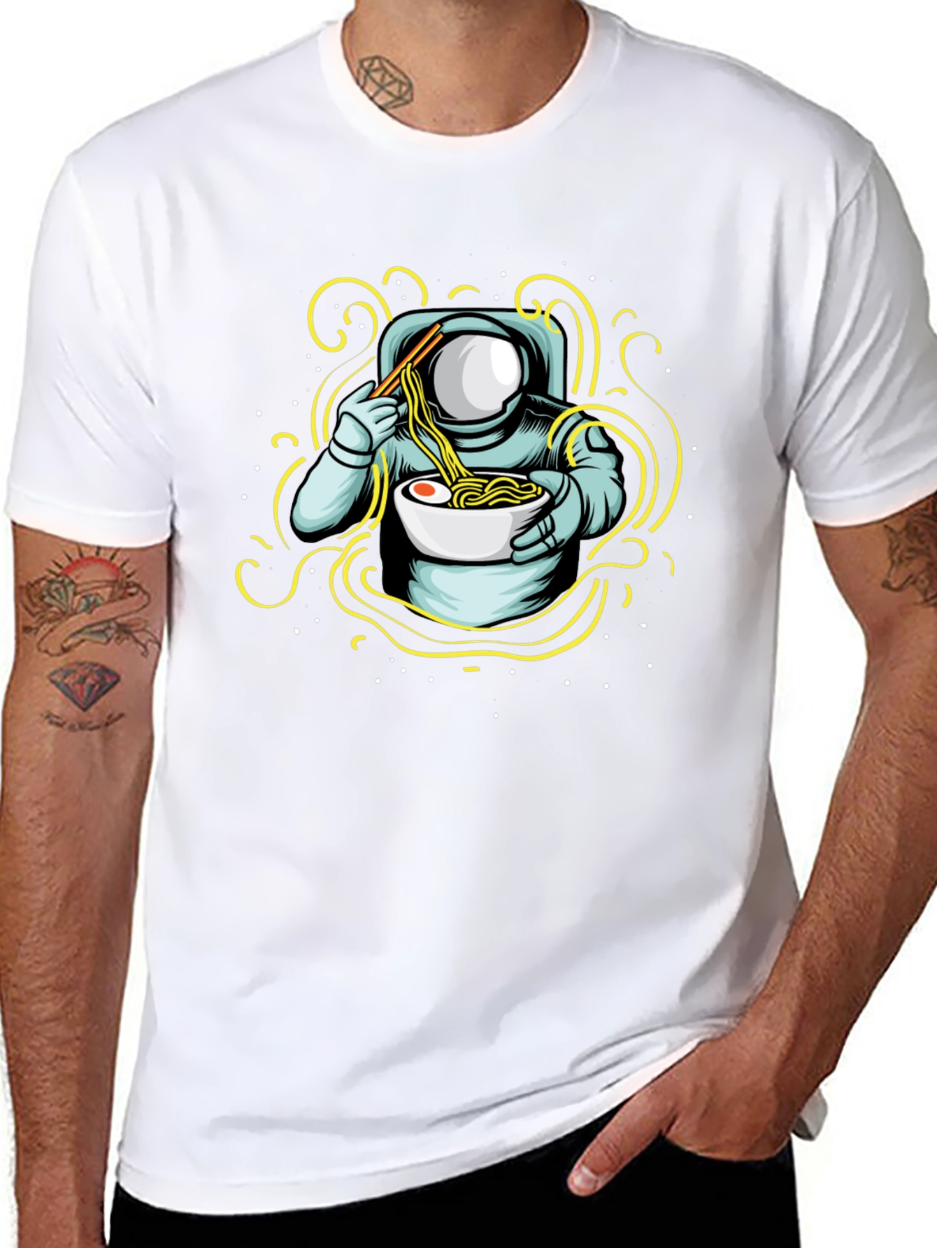 Camiseta Negra Astronauta Comiendo Ramen