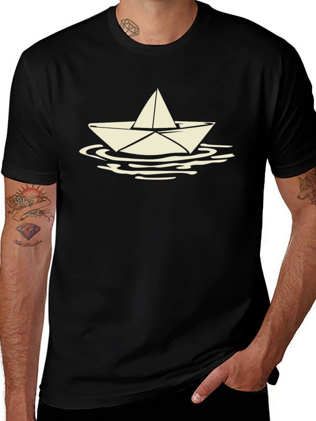 Camiseta Negra con Barco de Papel