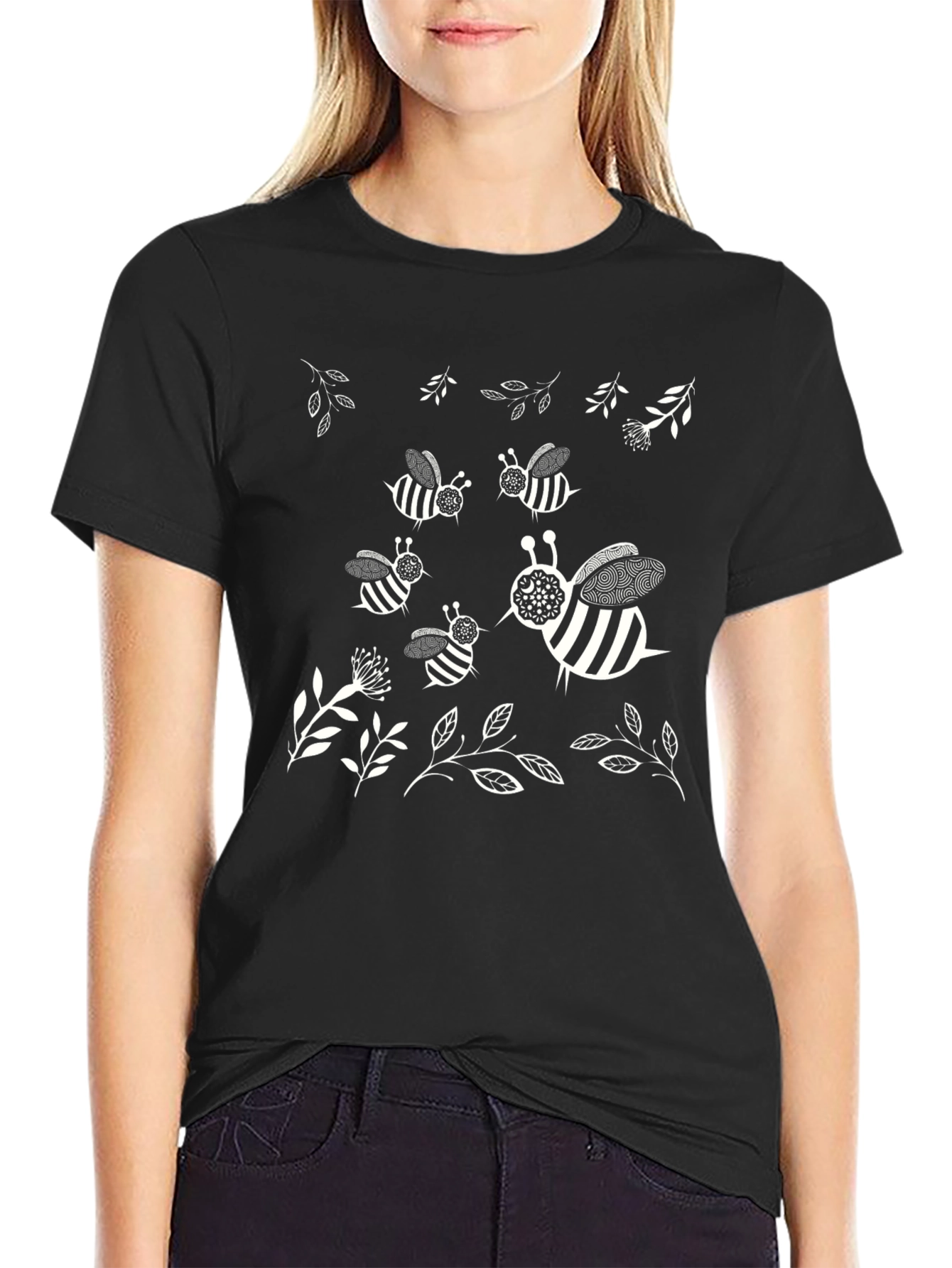 Camiseta Negra con Diseño de Abejas y Flores