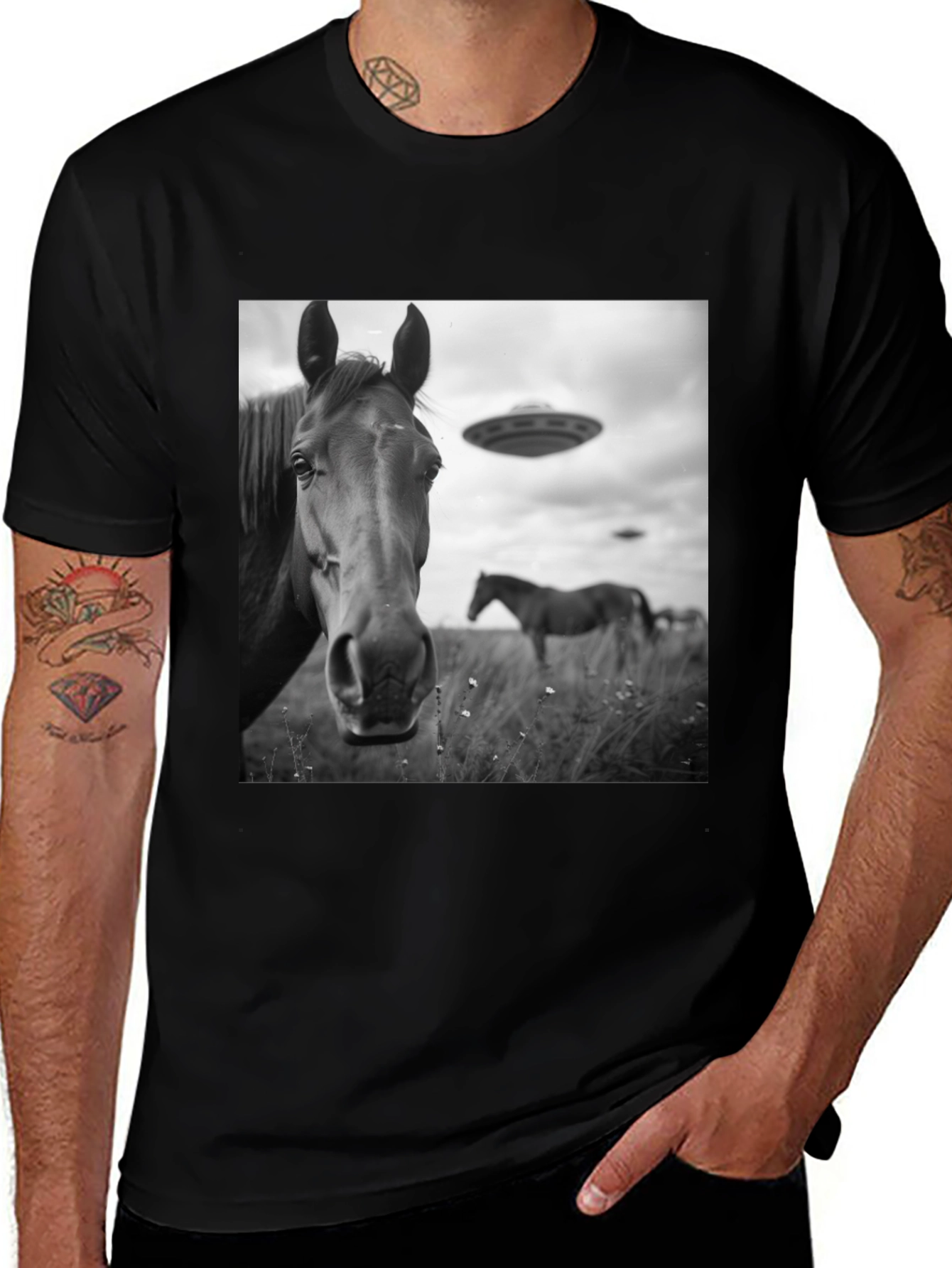 Camiseta Negra con Diseño de Caballos y OVNIS