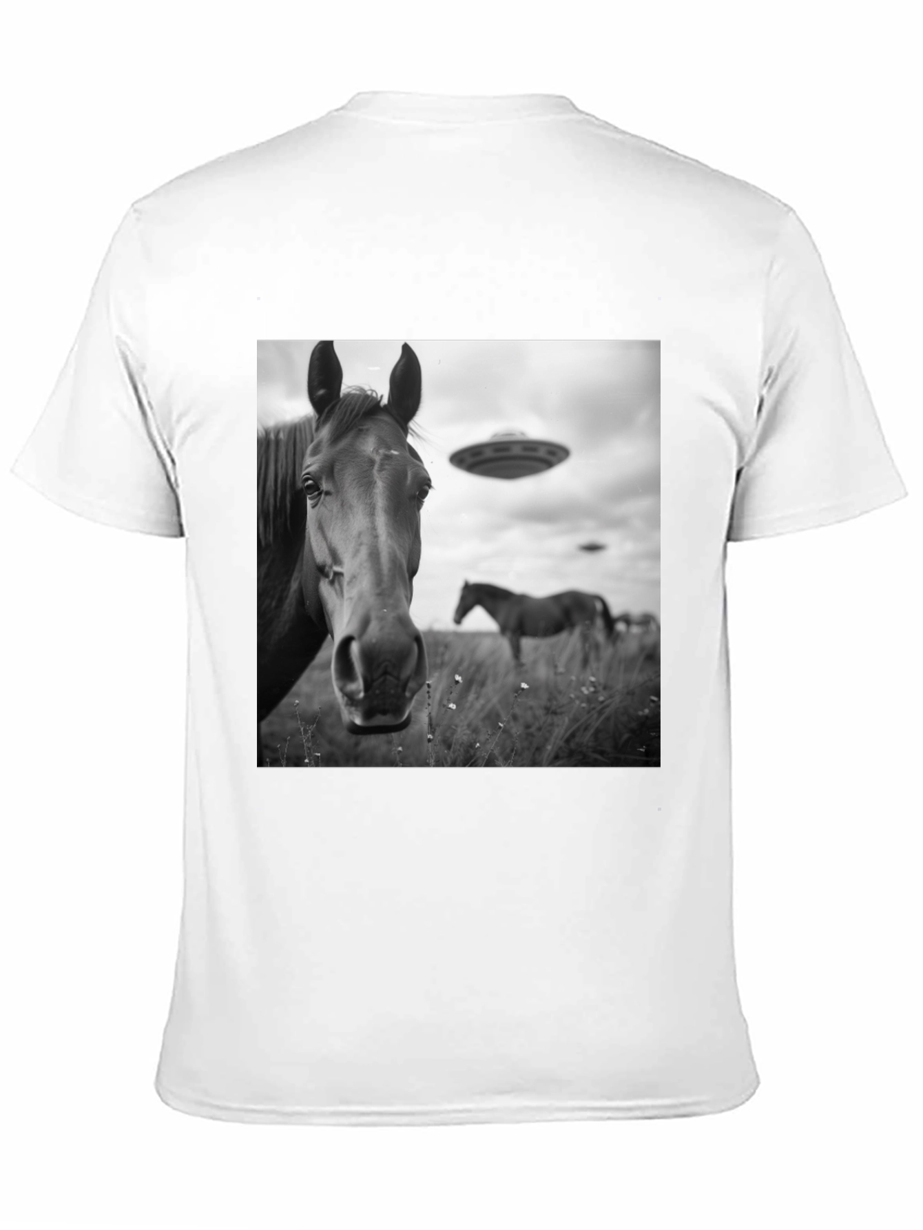 Camiseta Negra con Diseño de Caballos y OVNIS