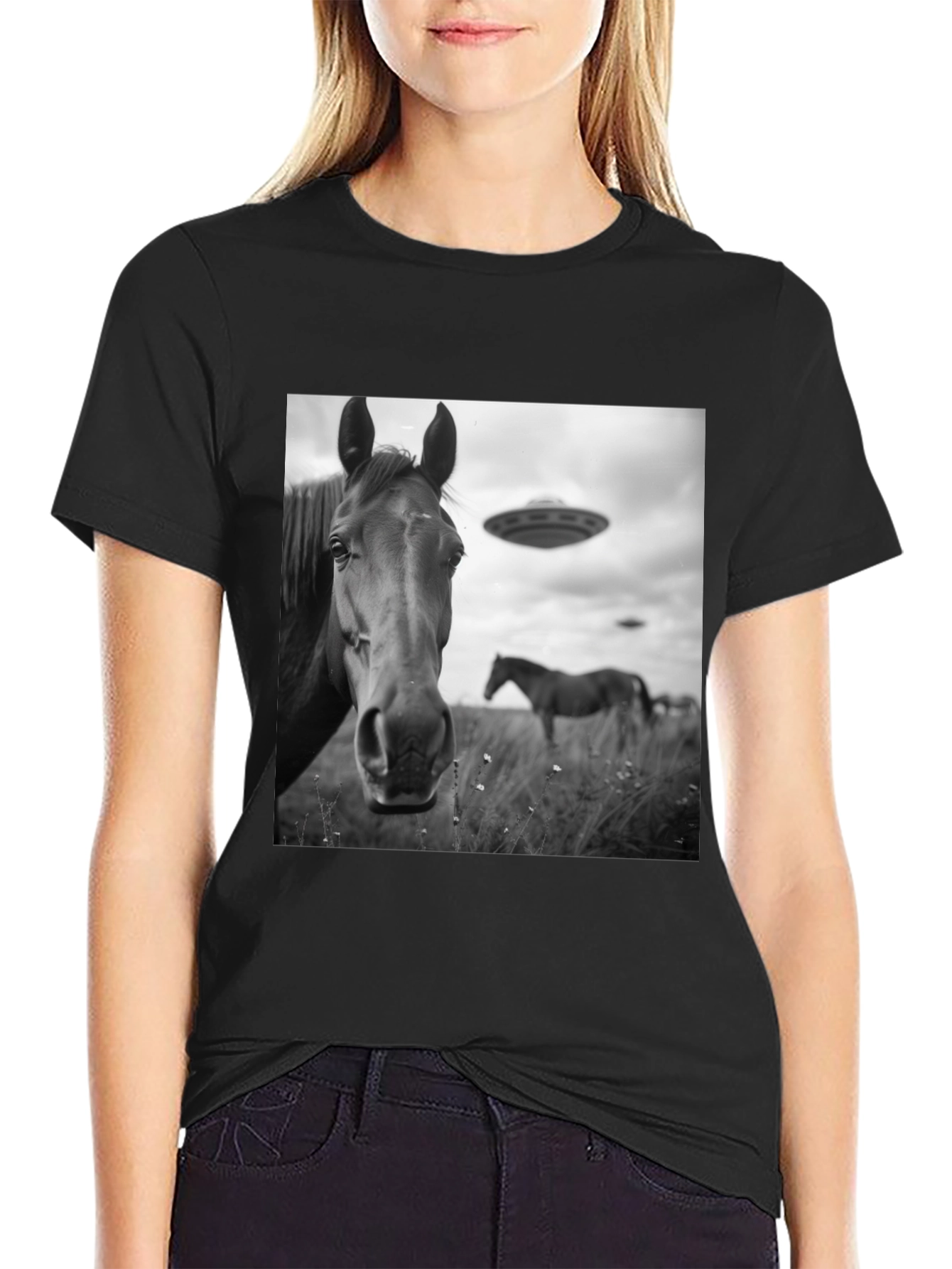 Camiseta Negra con Diseño de Caballos y OVNIS