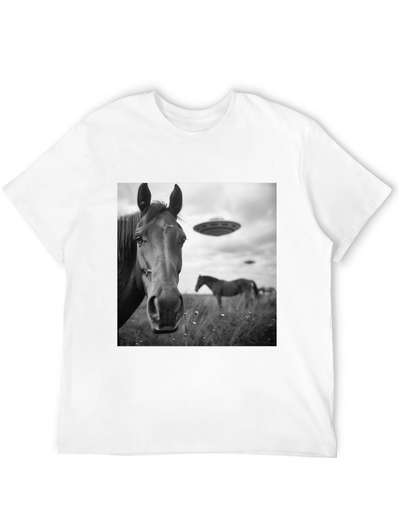 Camiseta Negra con Diseño de Caballos y OVNIS