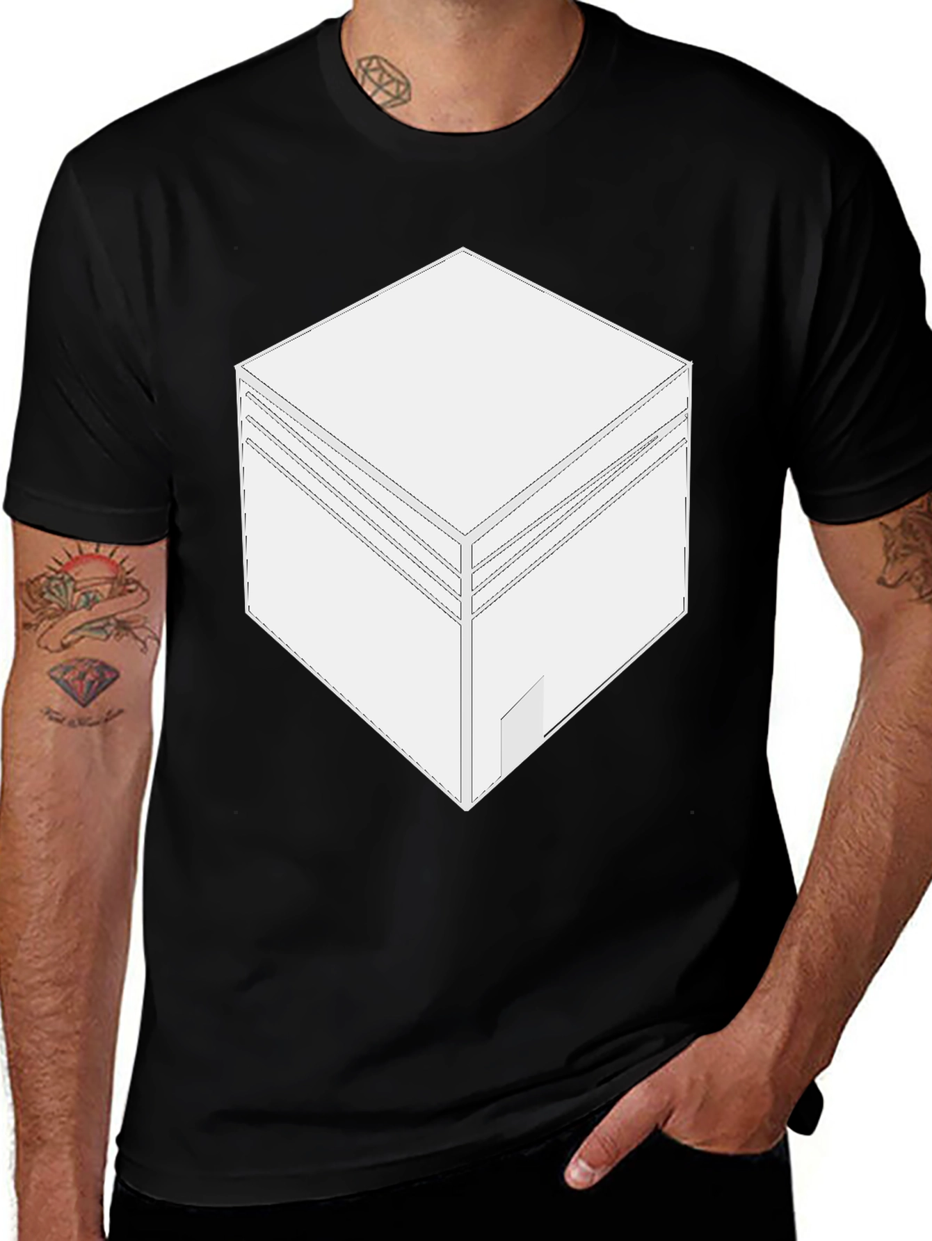 Camiseta Negra con Diseño de Cubo Abstracto