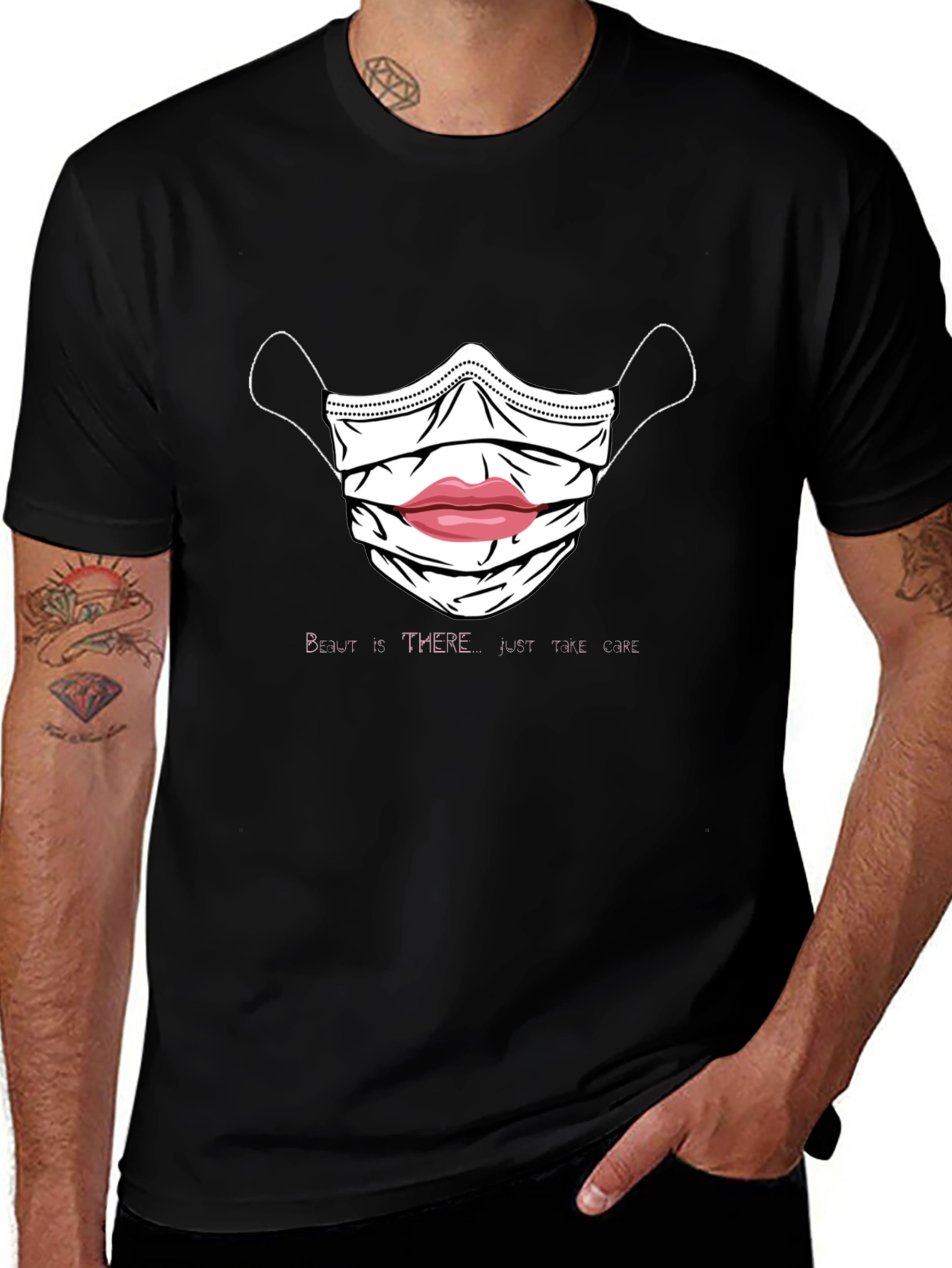 Camiseta Negra con Diseño de Mascarilla y Labios