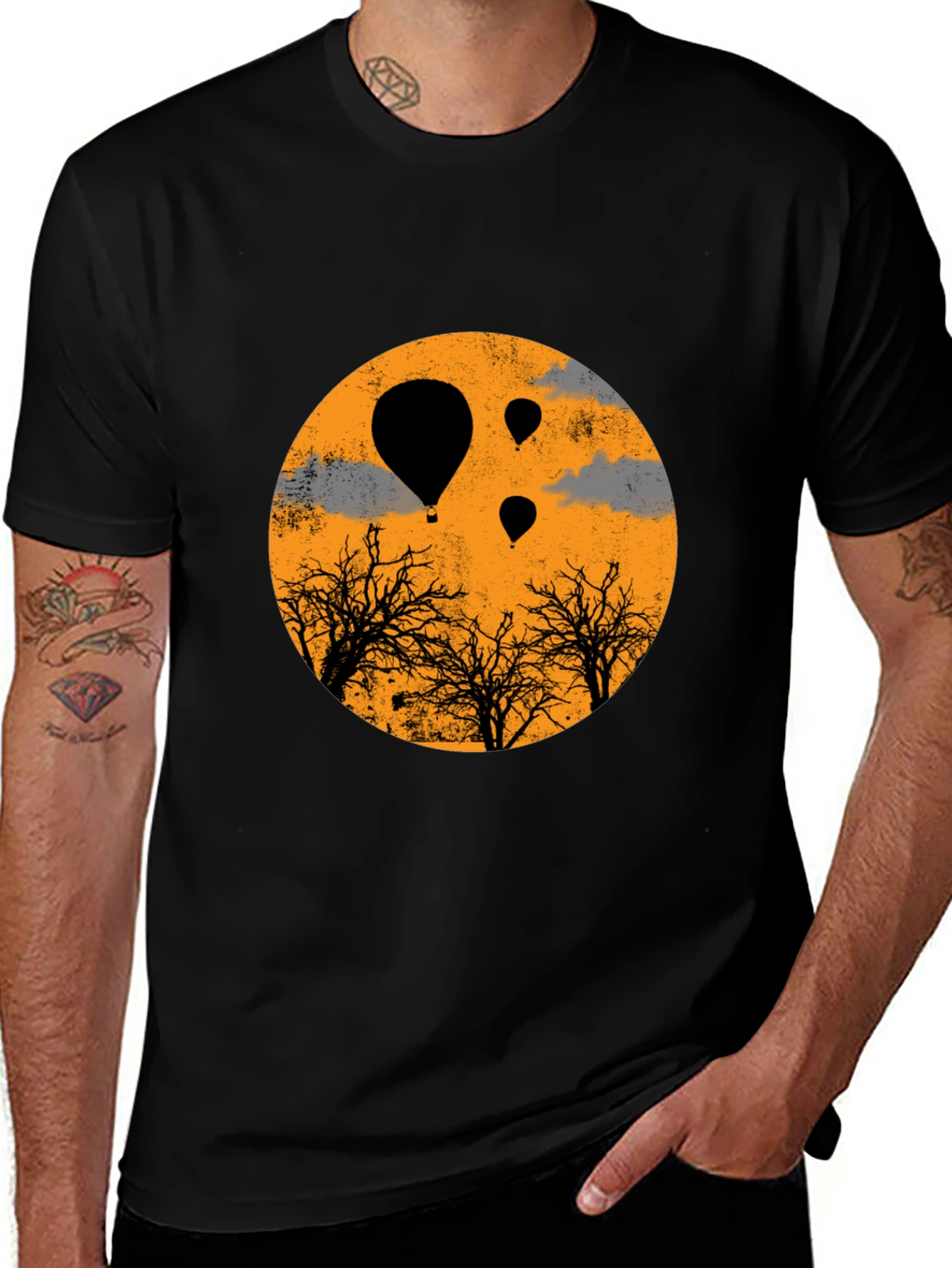 Camiseta Negra con Diseño de Globos Aerostáticos Naranja