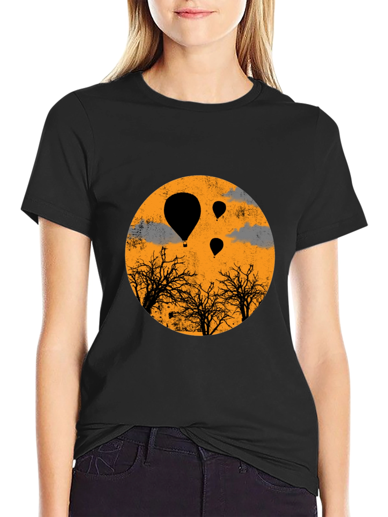 Camiseta Negra con Diseño de Globos Aerostáticos Naranja