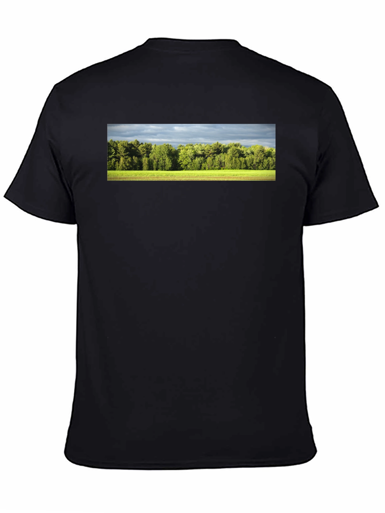Camiseta Negra con Diseño de Paisaje