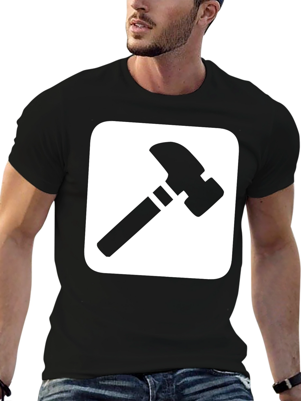 Camiseta Negra con Diseño de Martillo