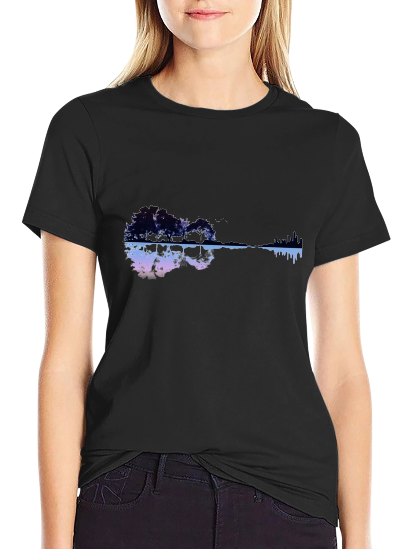 Camiseta Negra con Diseño de Guitarra y Paisaje Urbano